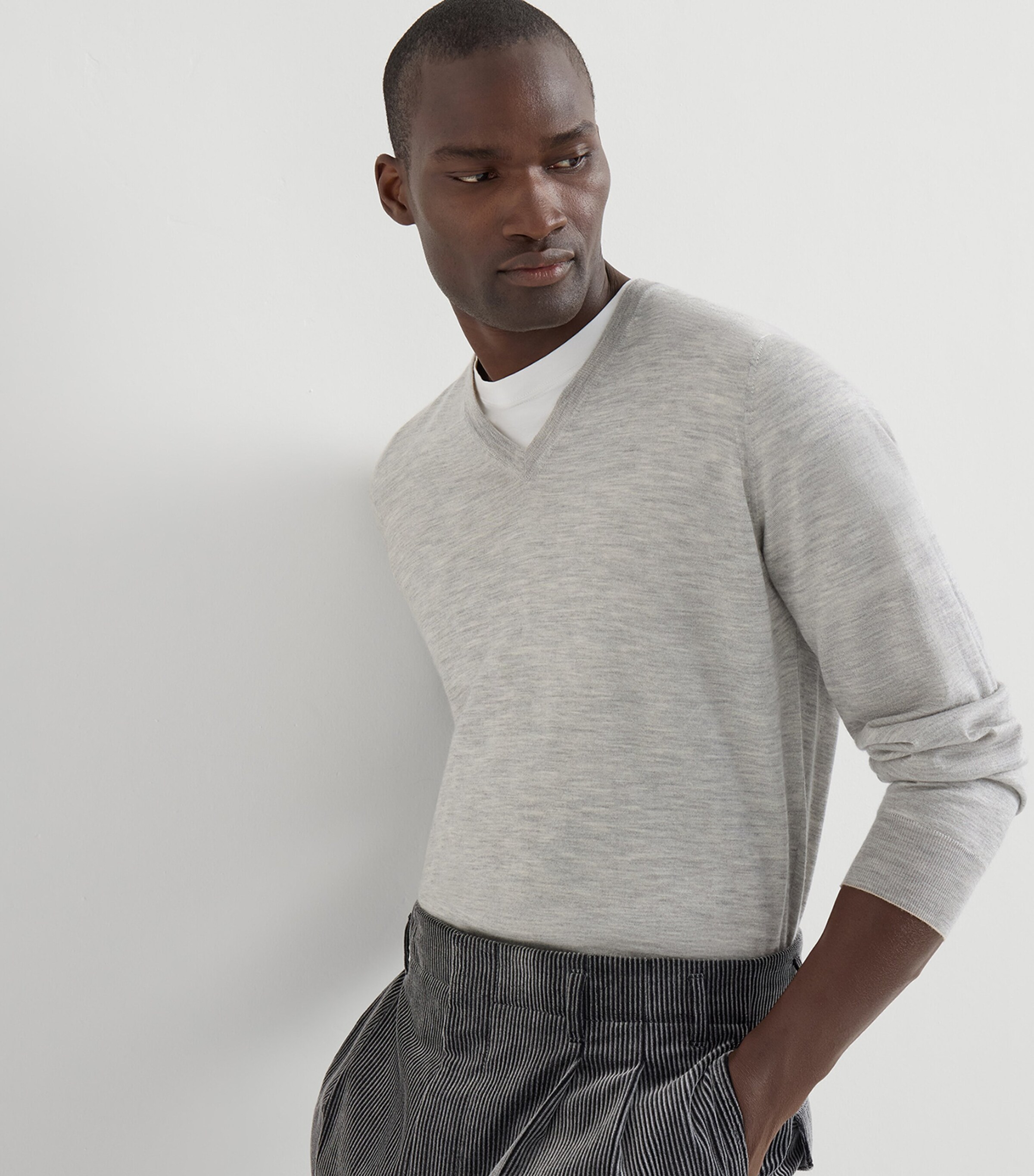 Brunello Cucinelli Mens Cashmere-Silk V-Neck Sweater Image 4