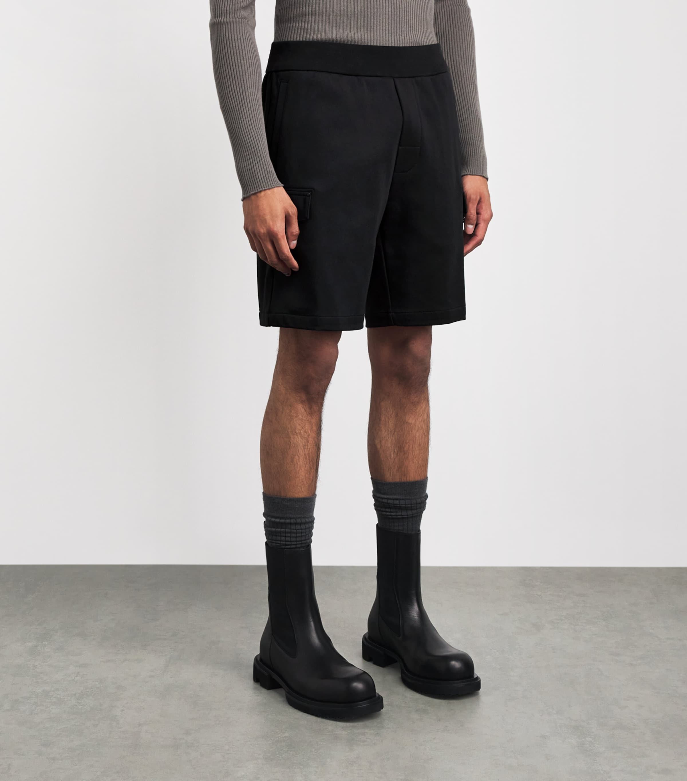 Moose Knuckles Mens Dalon Cargo Sweatshorts Black Image 4