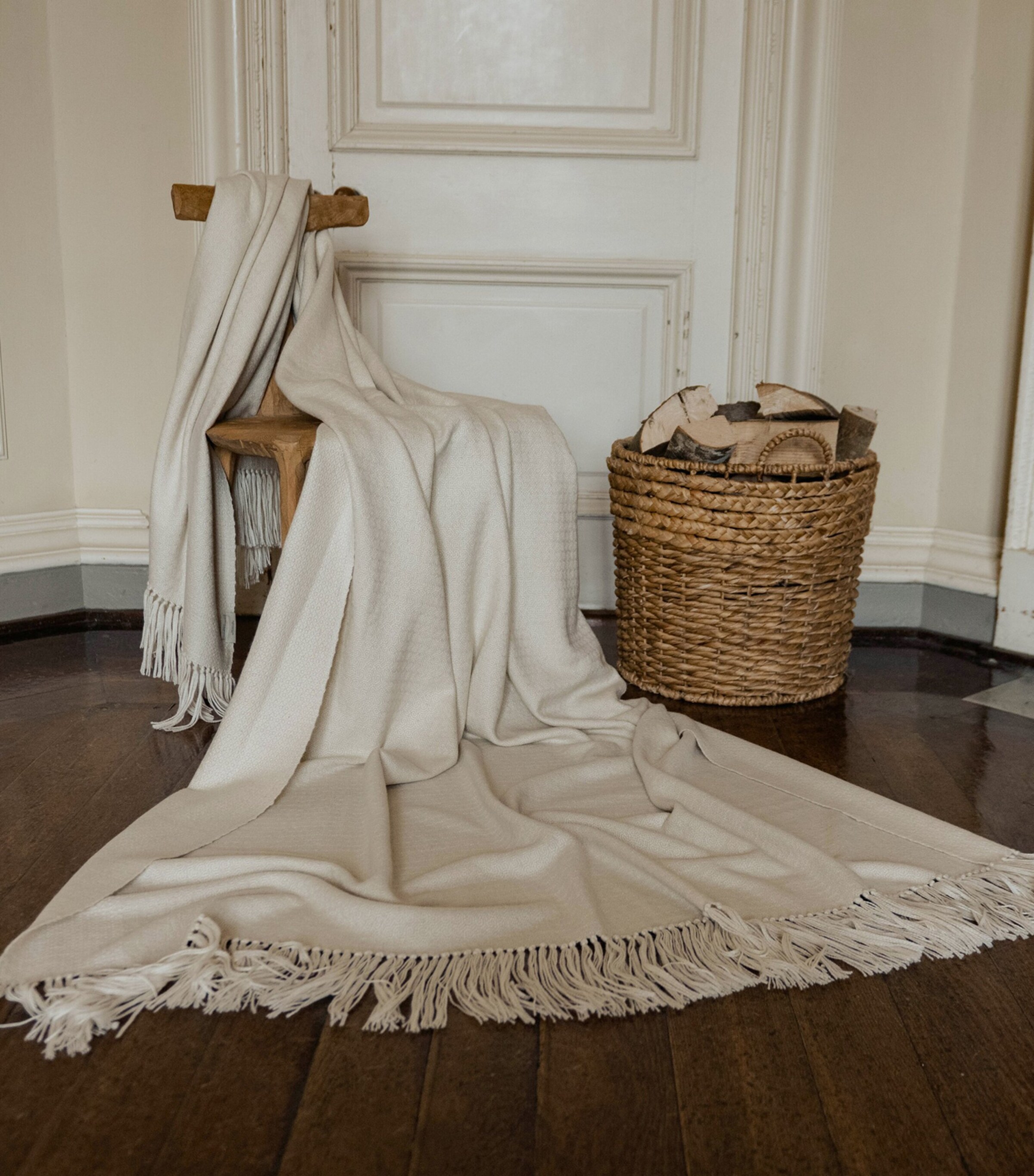 Araminta Campbell Alpaca-Blend Willow Throw (150cm x 230cm) White Image 2