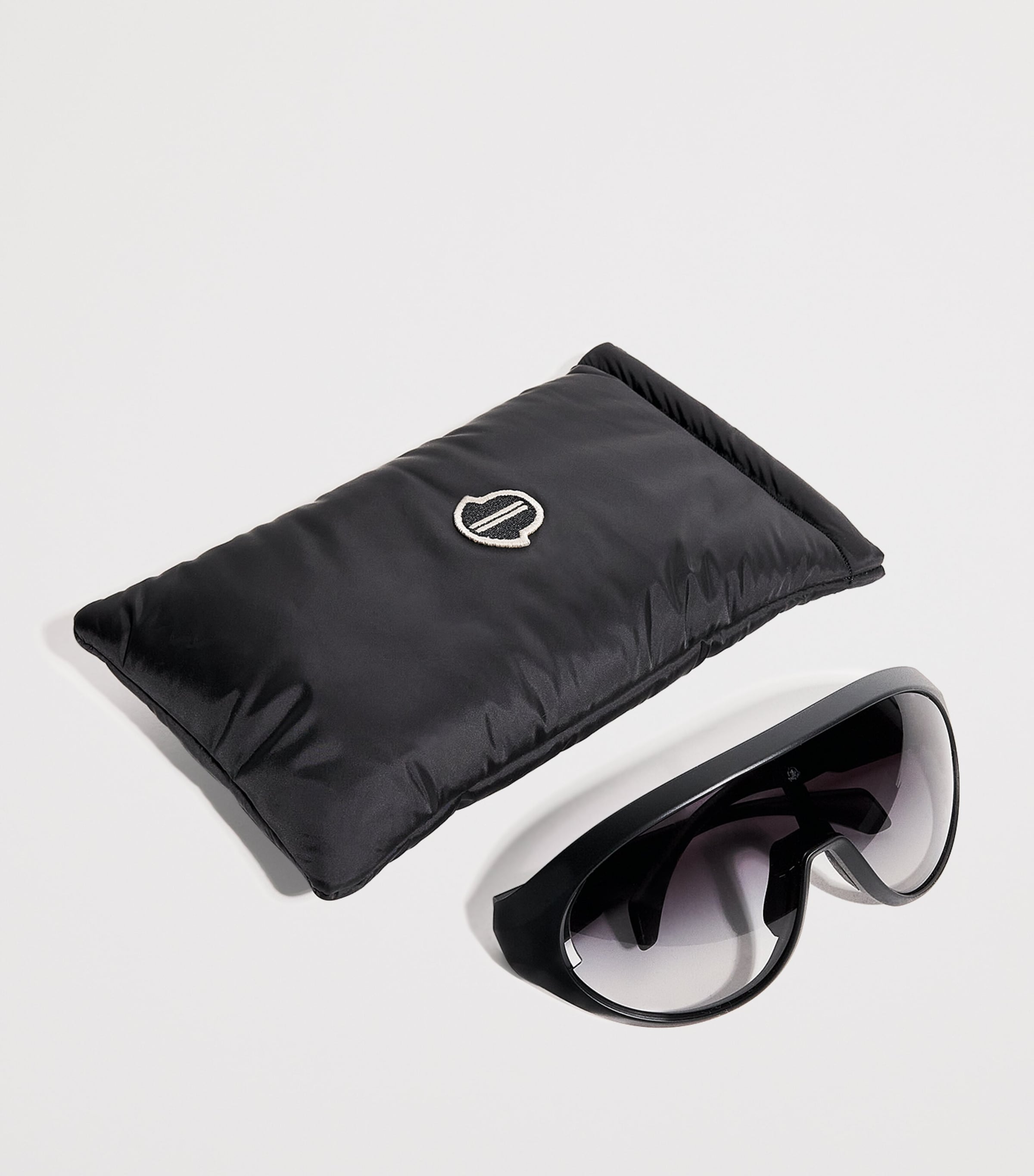 x Moncler Temple 0ME8010 Sunglasses 999 - BLACK Image 4