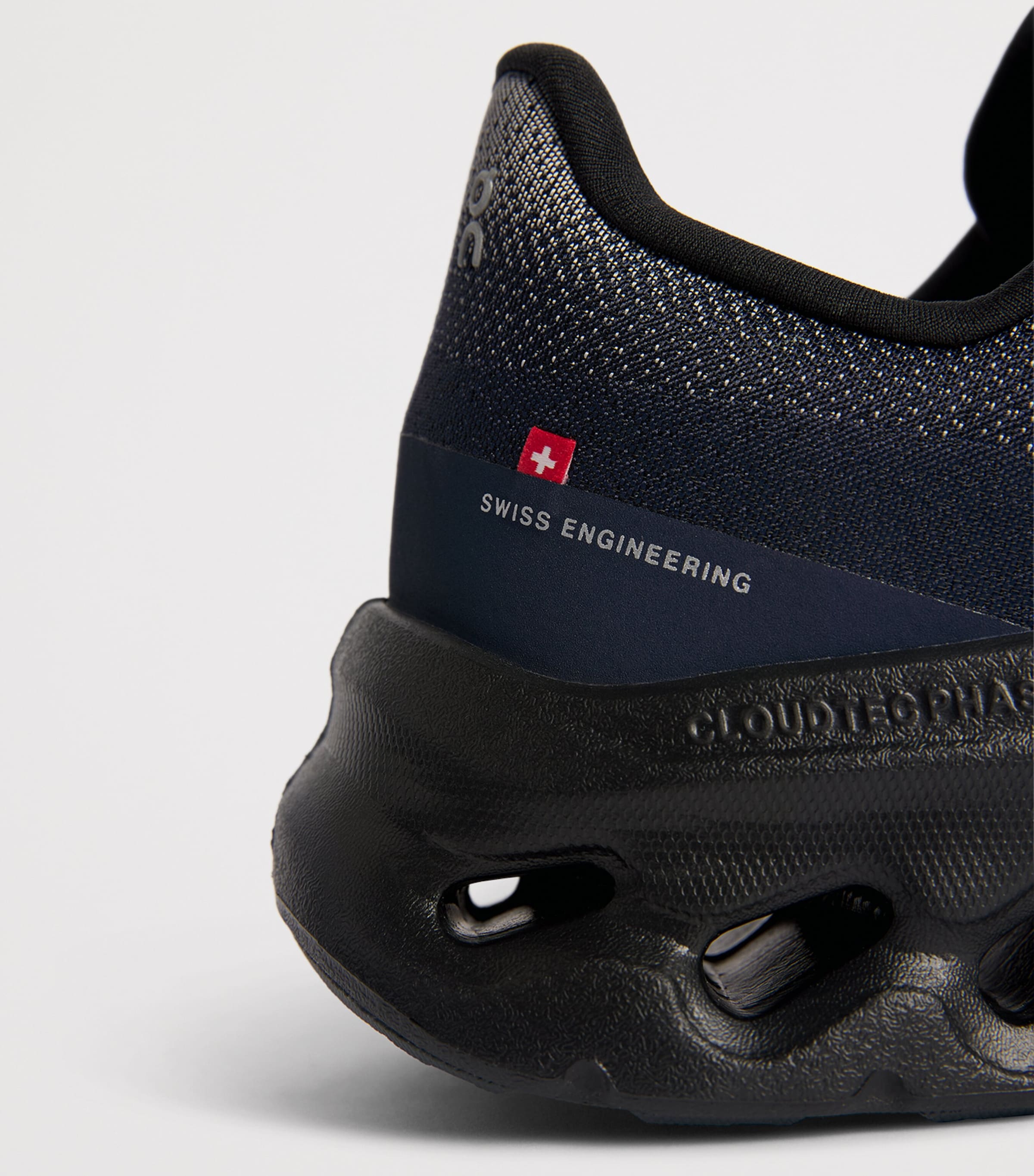 On Mens Cloudtilt Trainers Platinum | Midnight Image 7