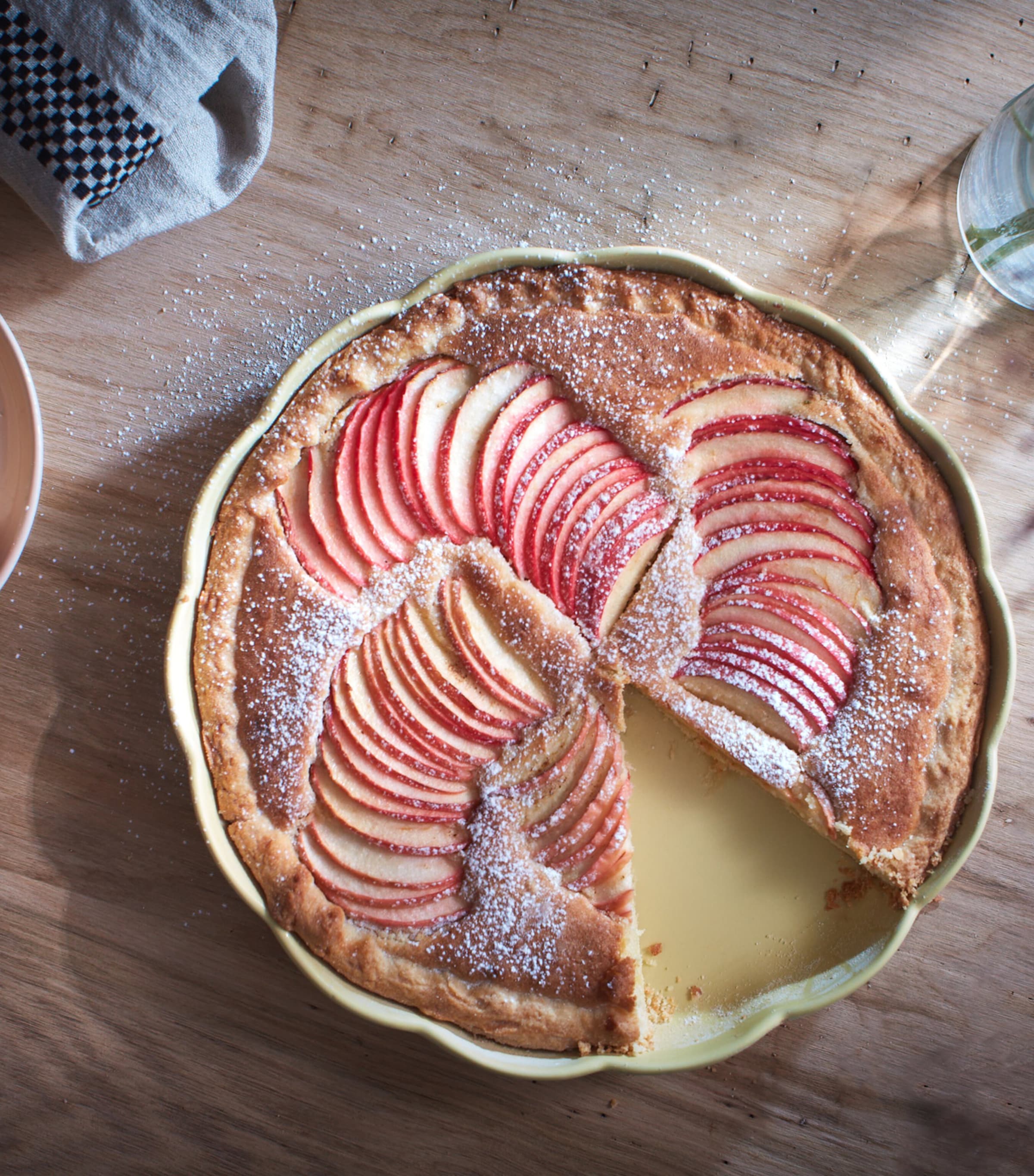 Emile Henry Ceramic Madeleine Tart Dish (31cm) Vanilla Image 4