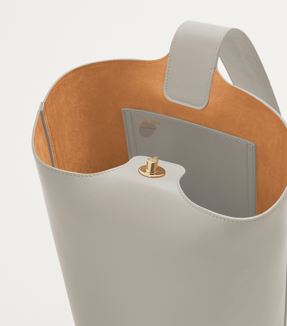Medium Leather Pebble Bucket Bag SHELL GREY Image 6
