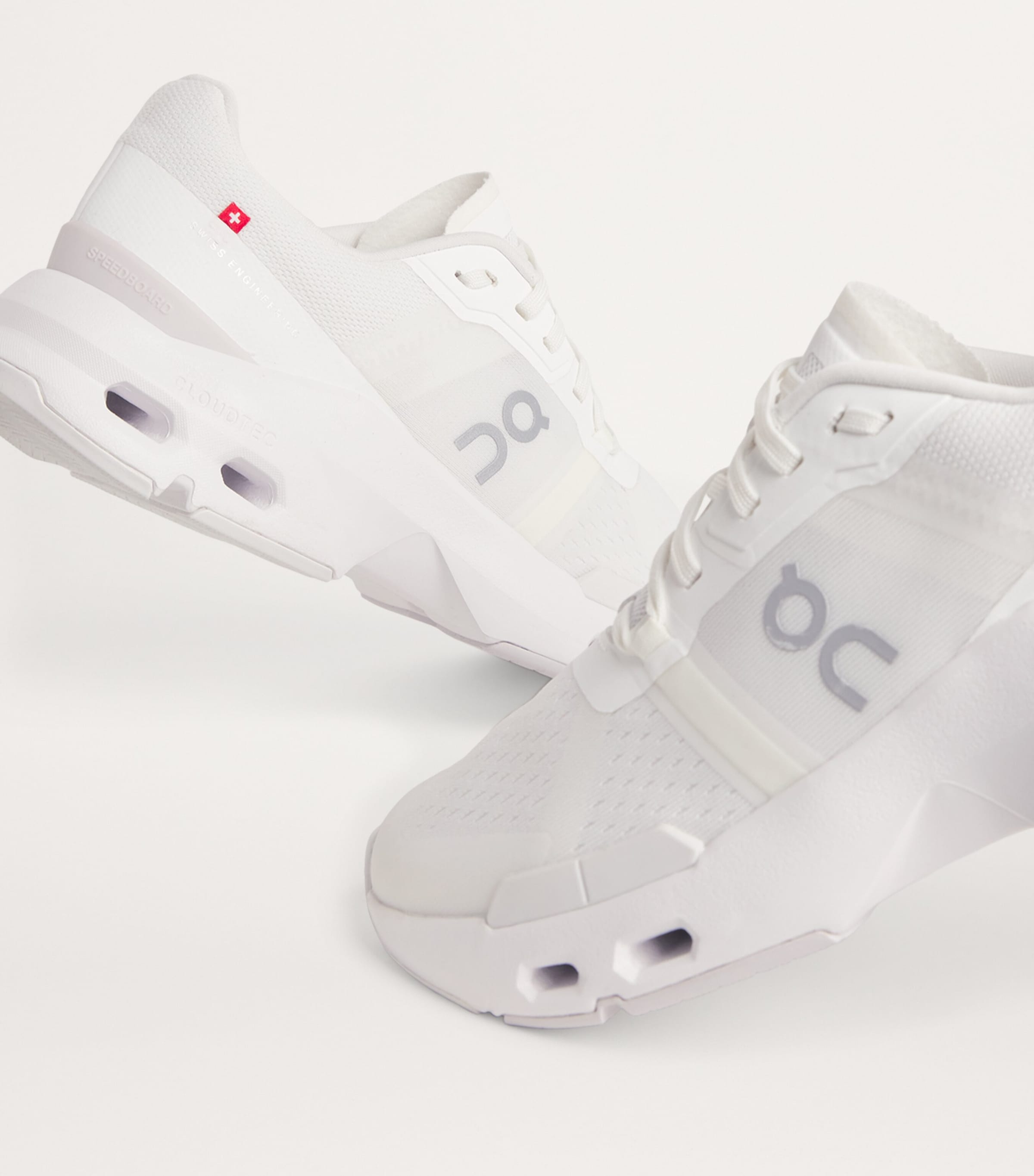 On Cloudpulse Trainers White | Frost Image 7