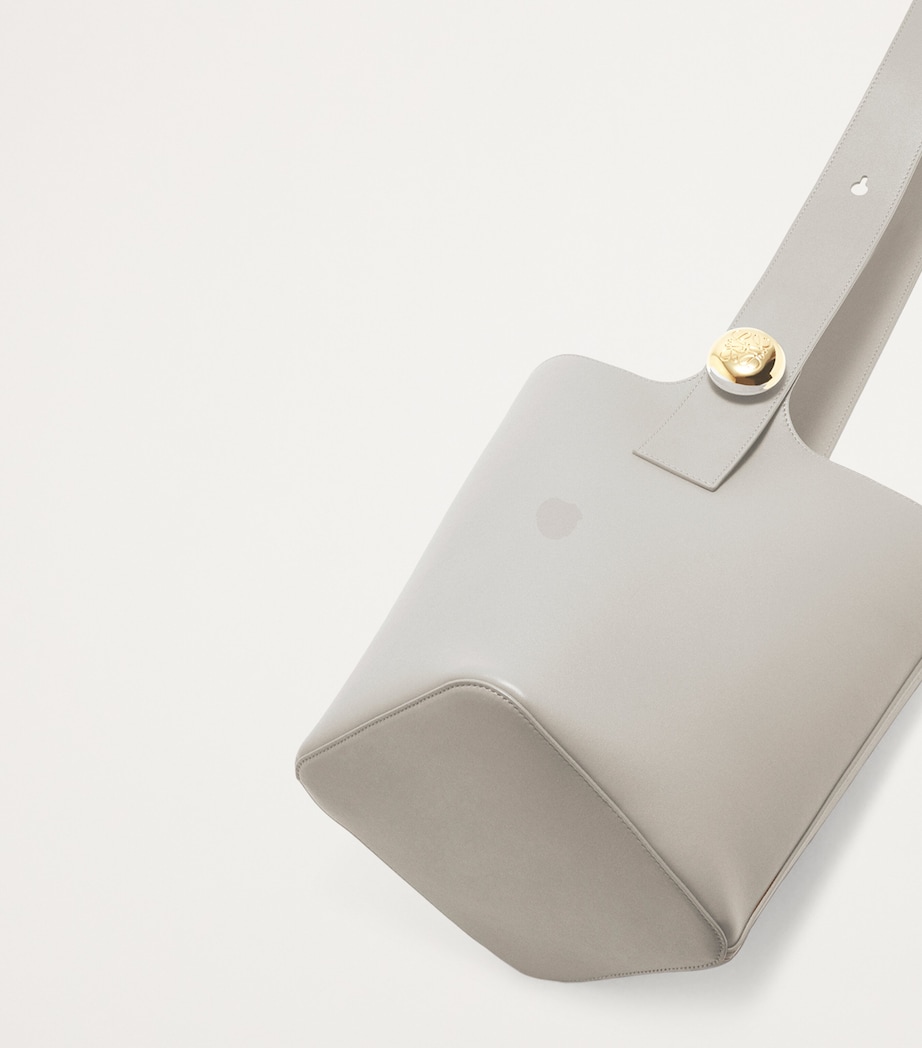 Medium Leather Pebble Bucket Bag SHELL GREY Image 5