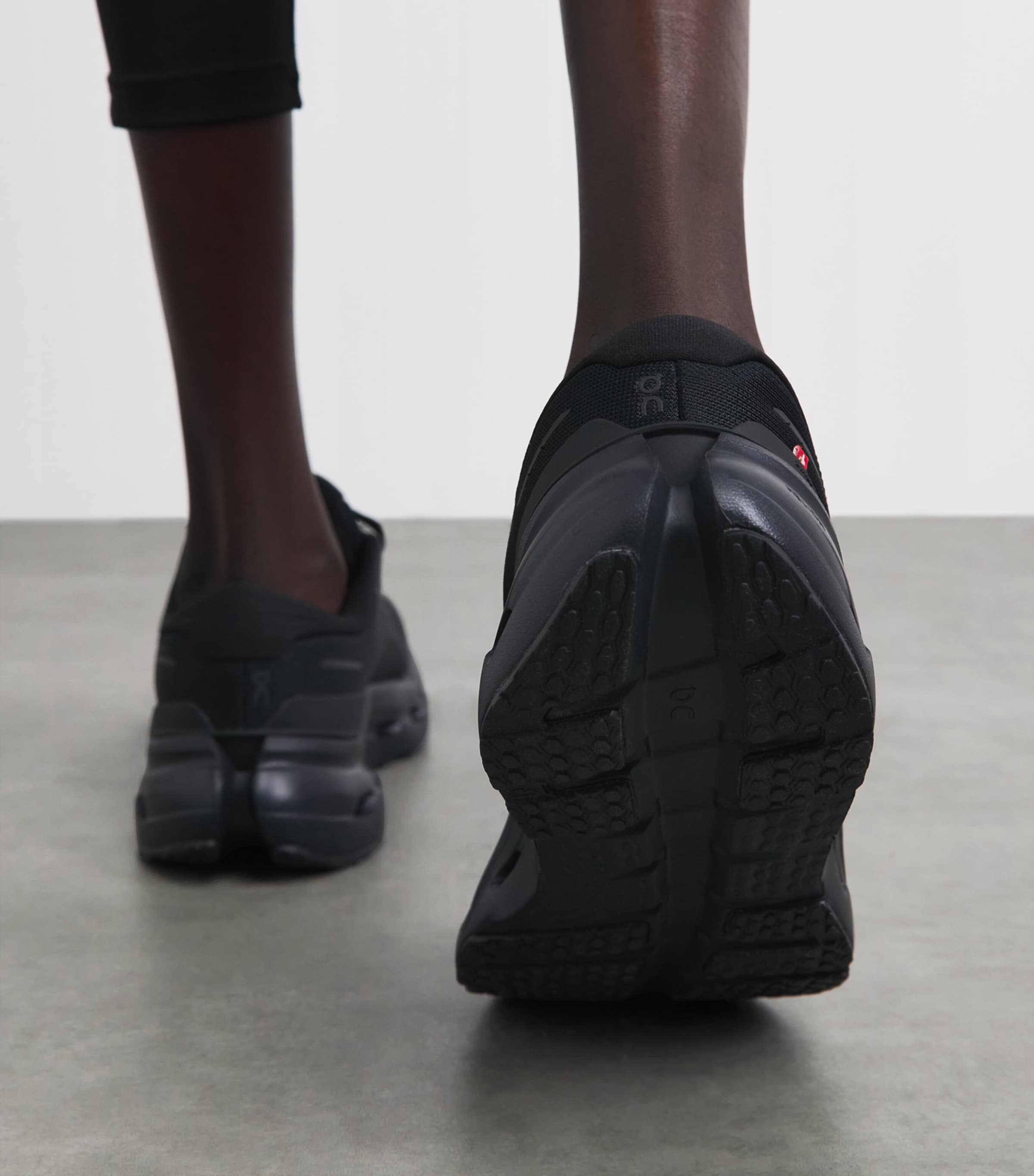 On Cloudrunner 3 Trainers Black / Black Image 2