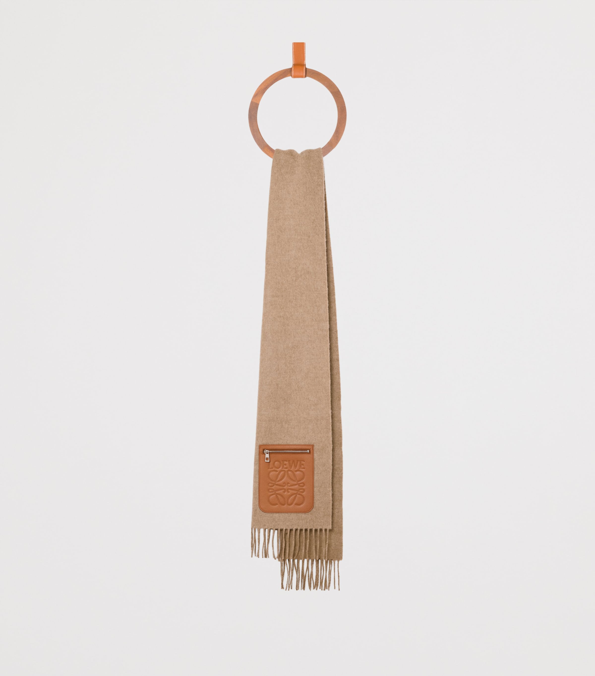 マフラー・ストール LOEWE WOOL AND CASHMERE SCARF WITH POCKET Scarf in wool and cashmere Beige - LOEWE