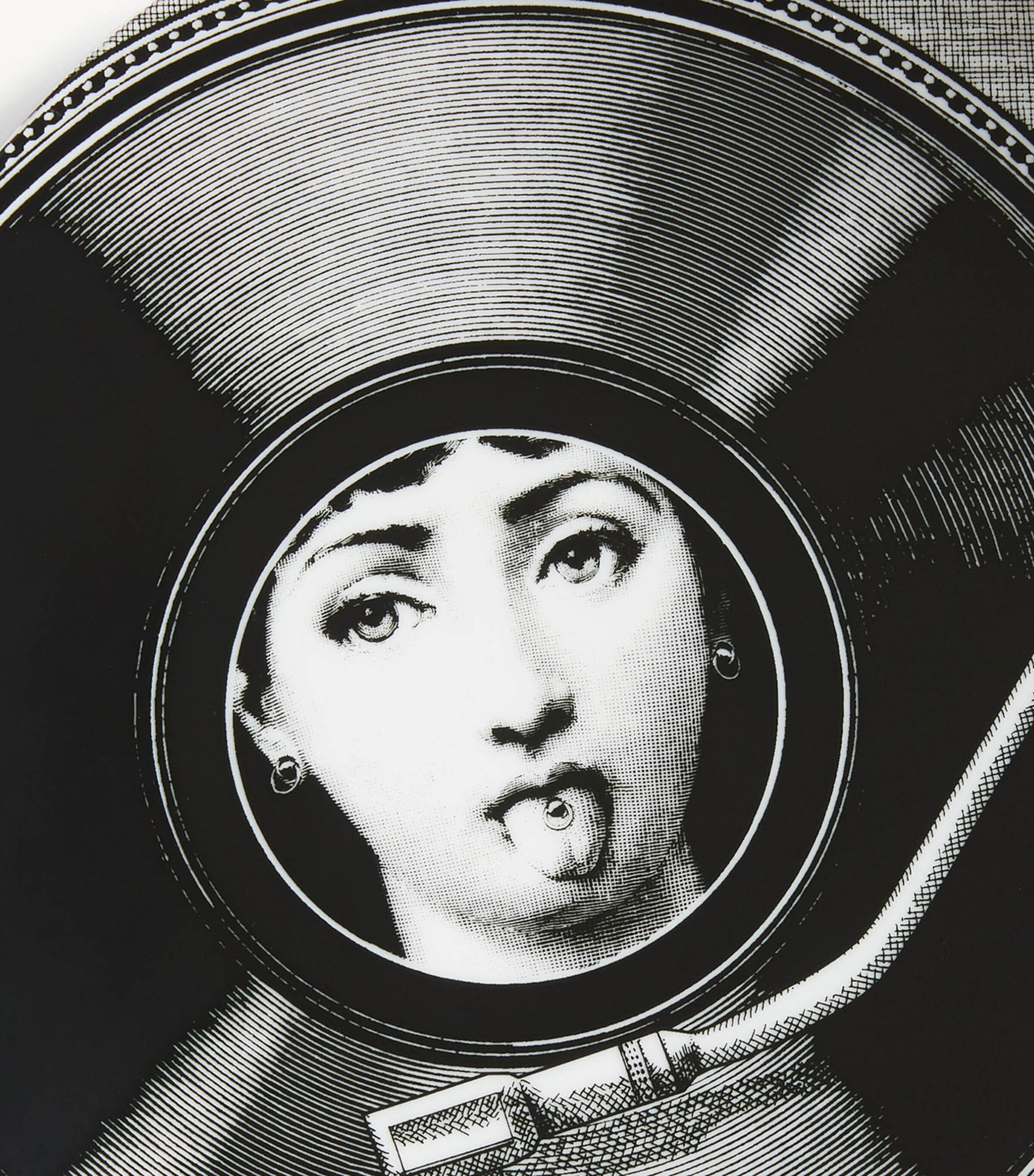 Fornasetti Tema e Variazioni No. 370 Wall Plate (26cm) | Harrods RS