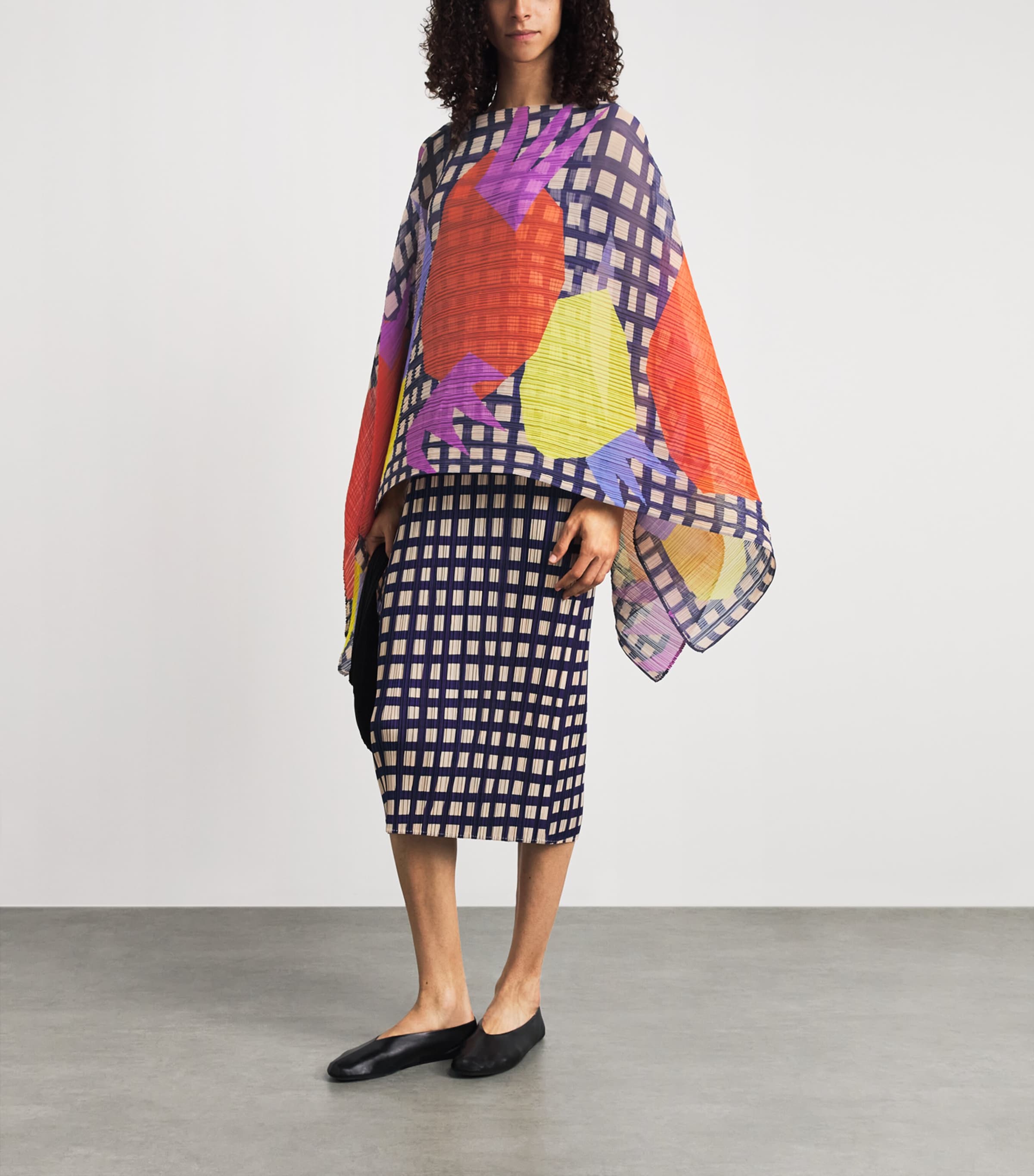 Pleats Please Issey Miyake Womens Printed Market Madame Stole Tomato Image 2