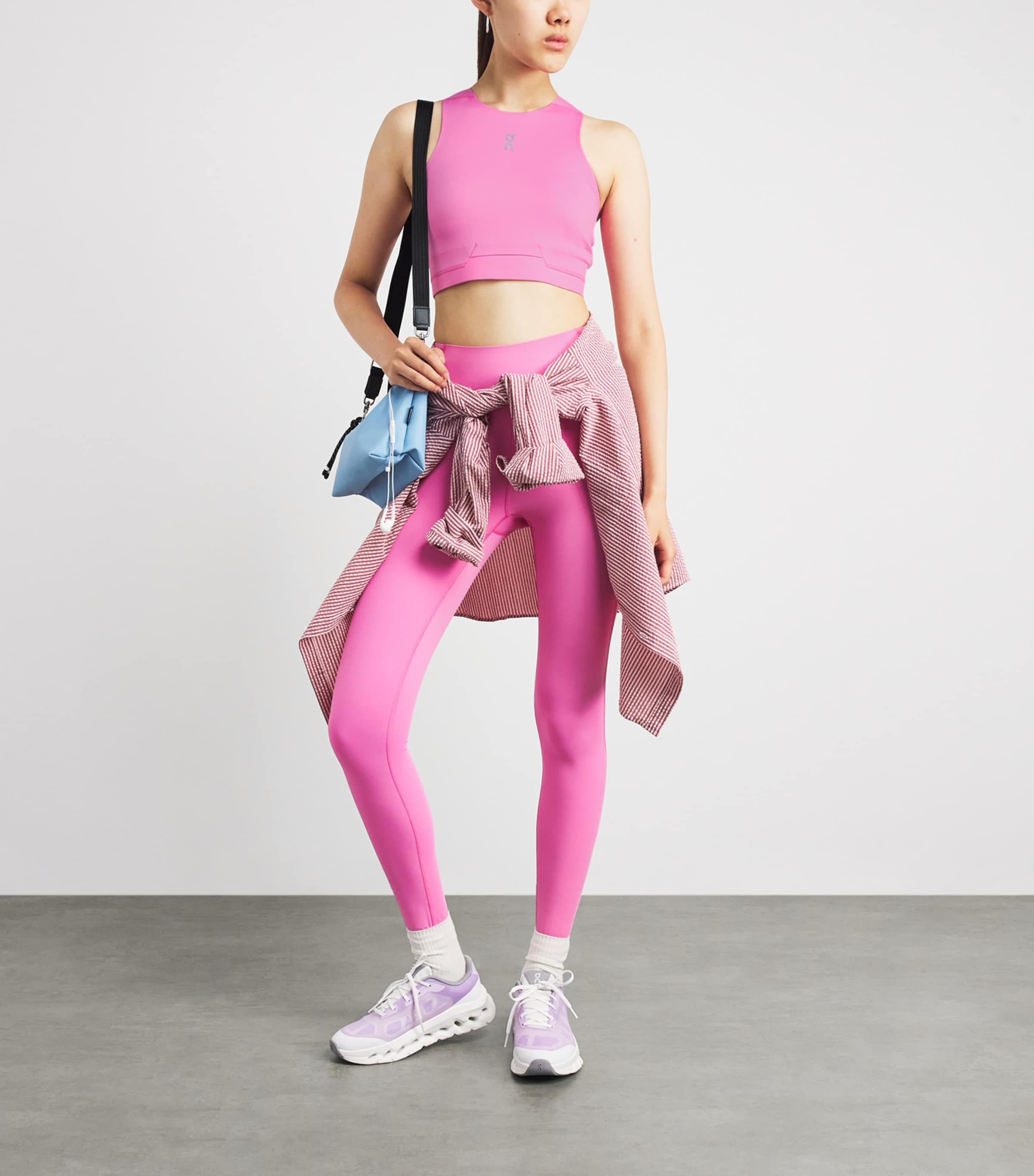 On Womens Train 2-In-1 Crop Top Bubblegum Image 2