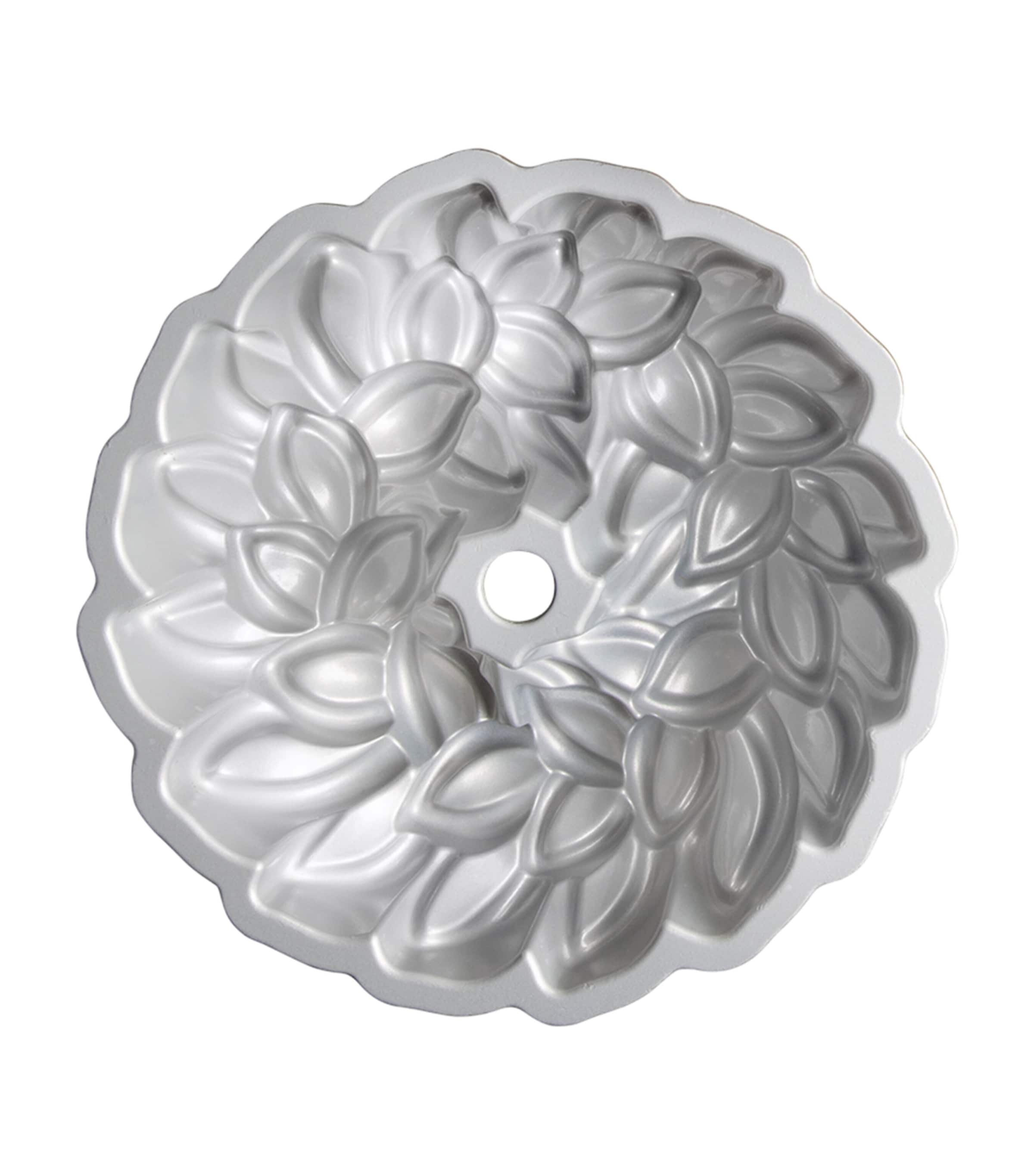 Nordic Ware Laurel Wreath Bundt Pan Gold Image 4