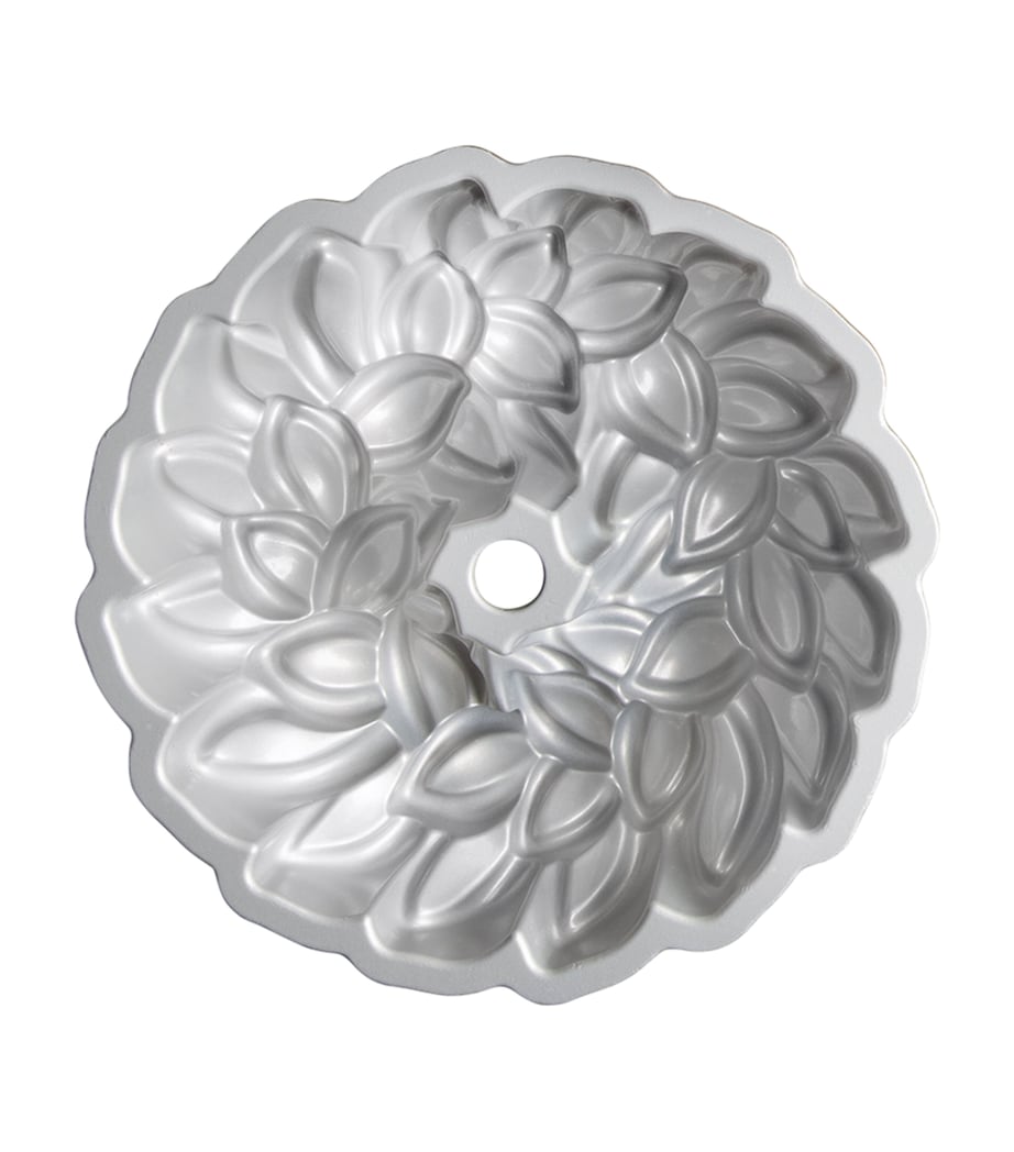 Nordic Ware Laurel Wreath Bundt Pan Gold Image 4