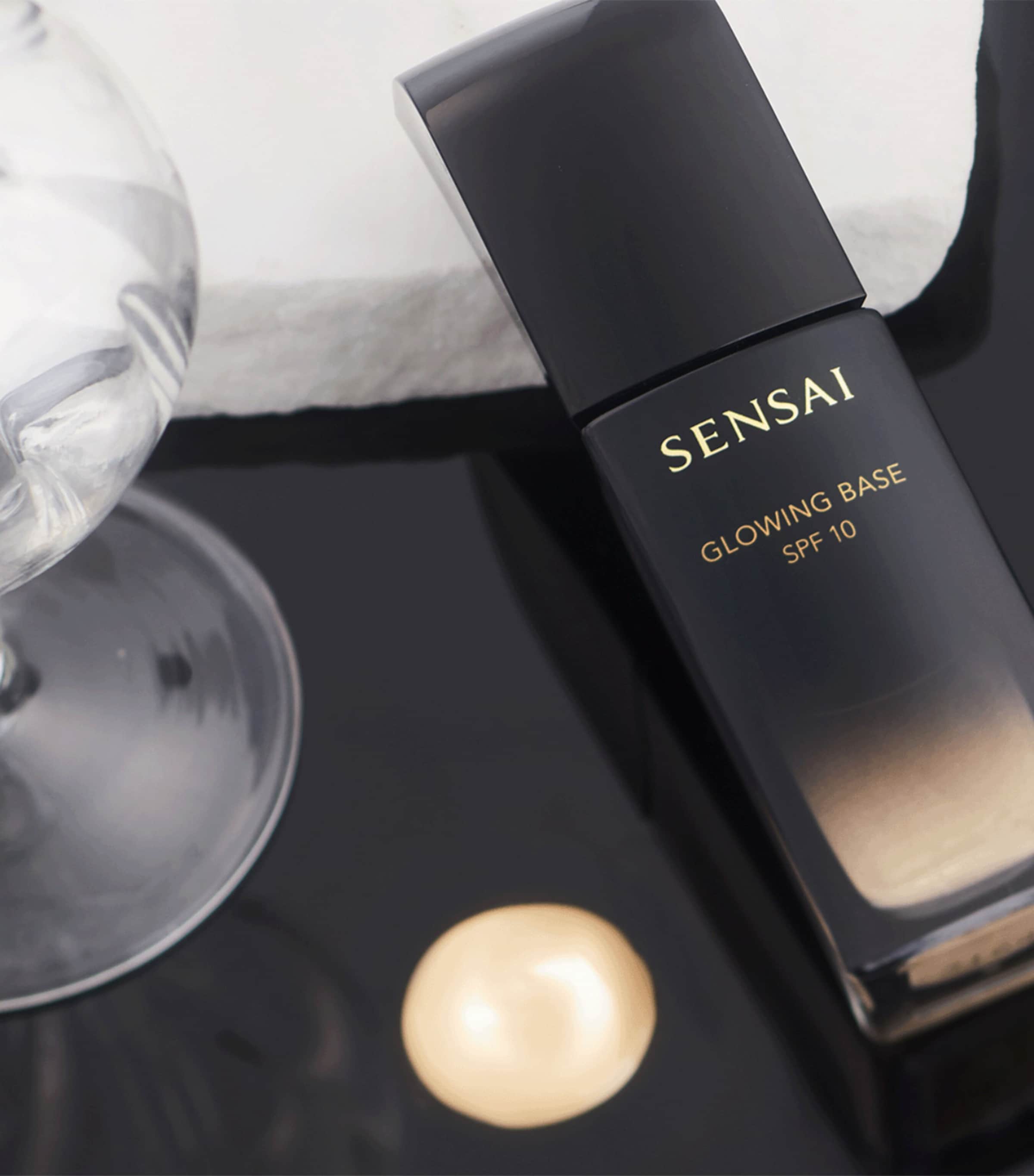 Glowing Base SPF 10 (30ml) NO COLOUR Image 2