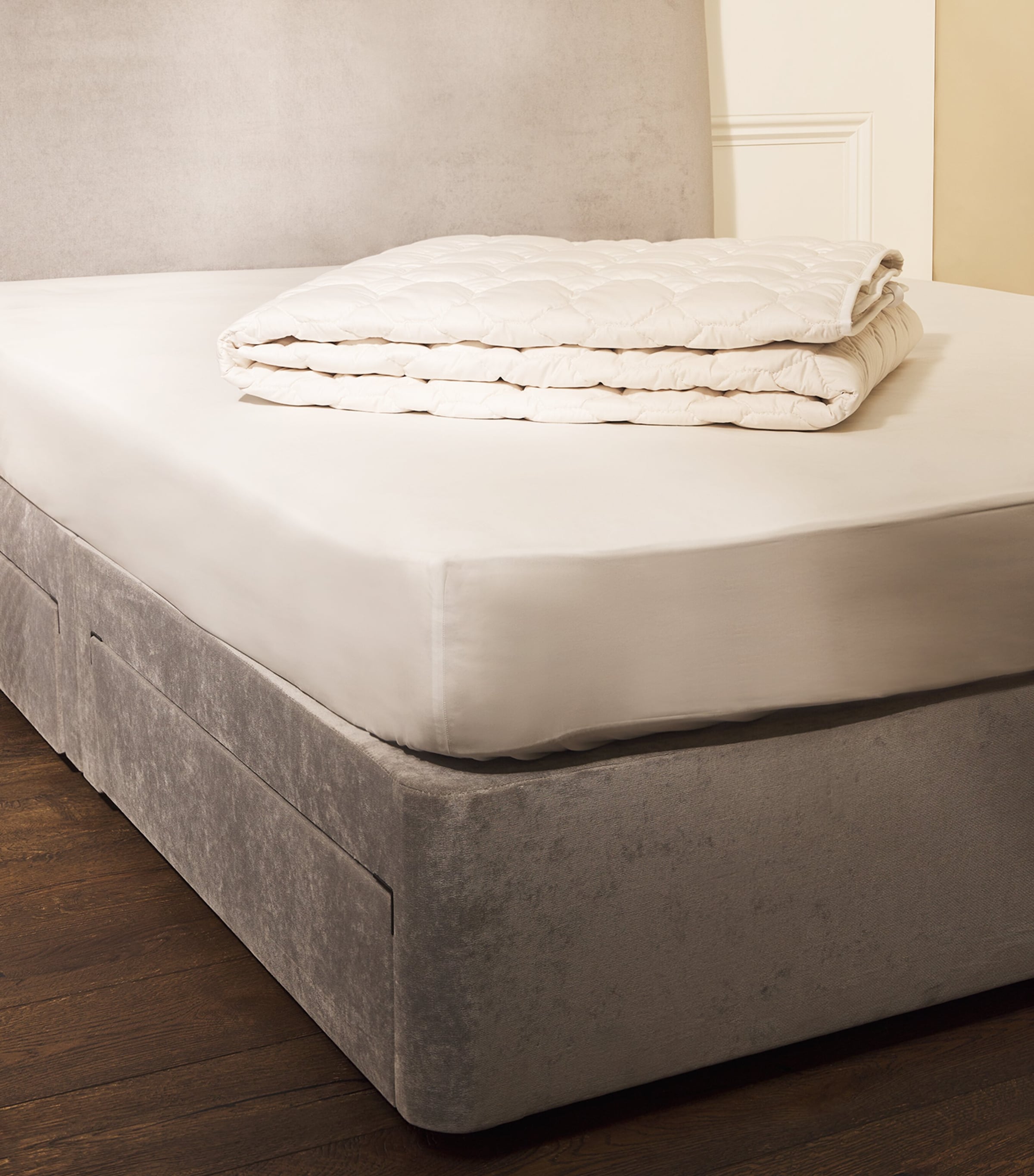 Harrods of London Cotton Emperor Mattress Protector (215cm x 215cm) White Image 3