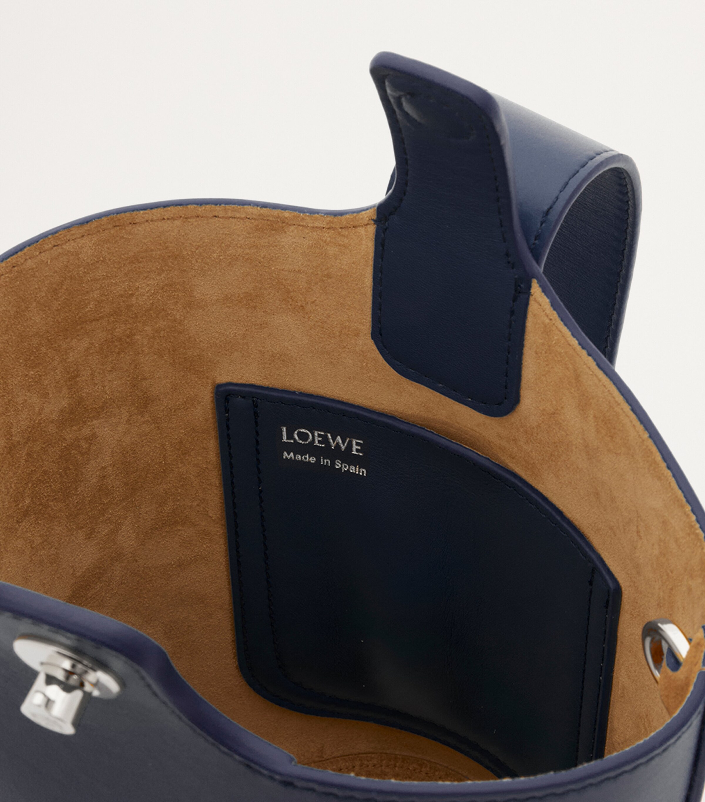 ショルダーバッグ・ポシェット Loewe Pebble Bucket bag LOEWE Pebble embellished leather bucket bag | NET-A-PORTER