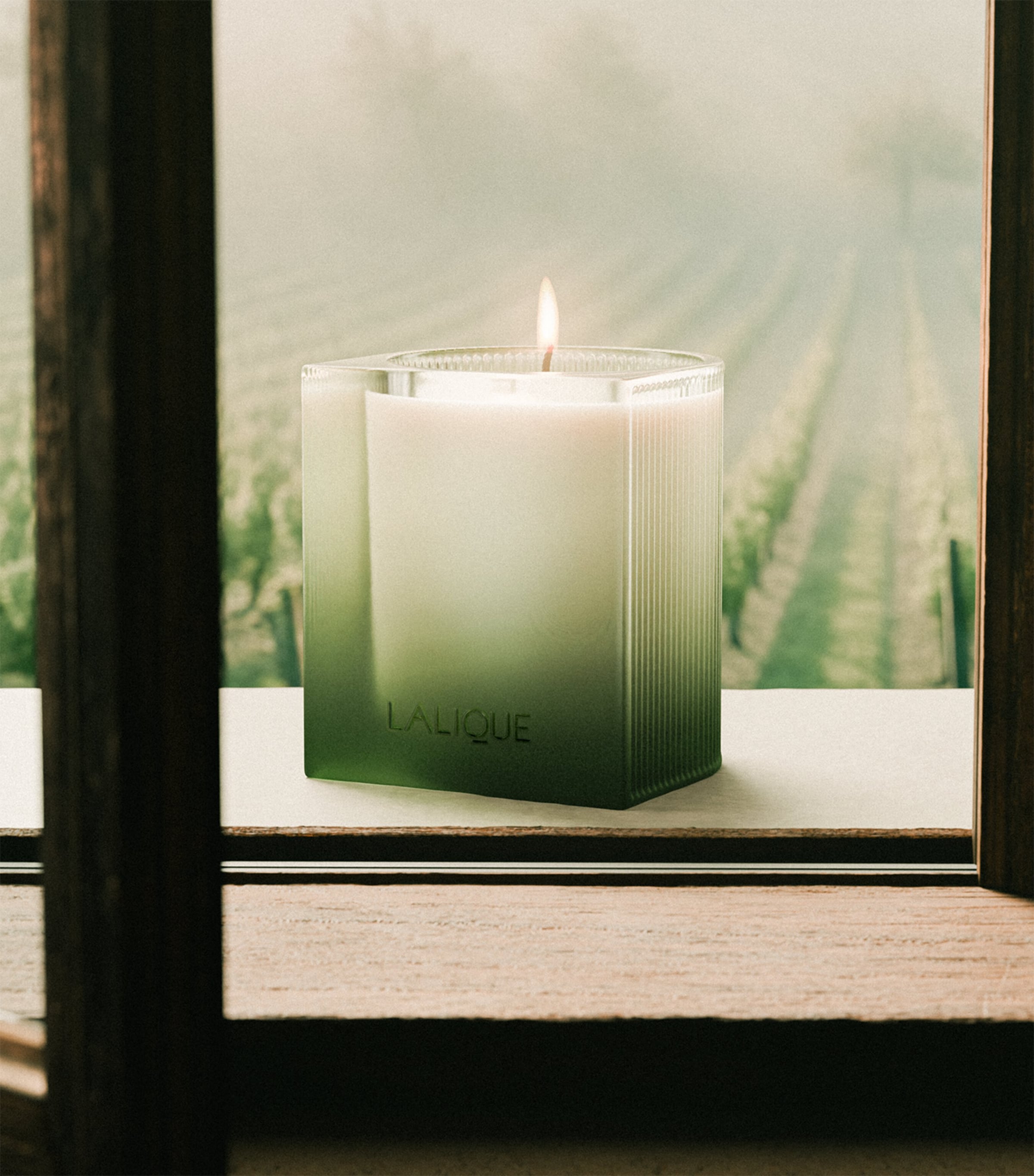 Lalique L’Escapade Scented Candle (220g) Image 3