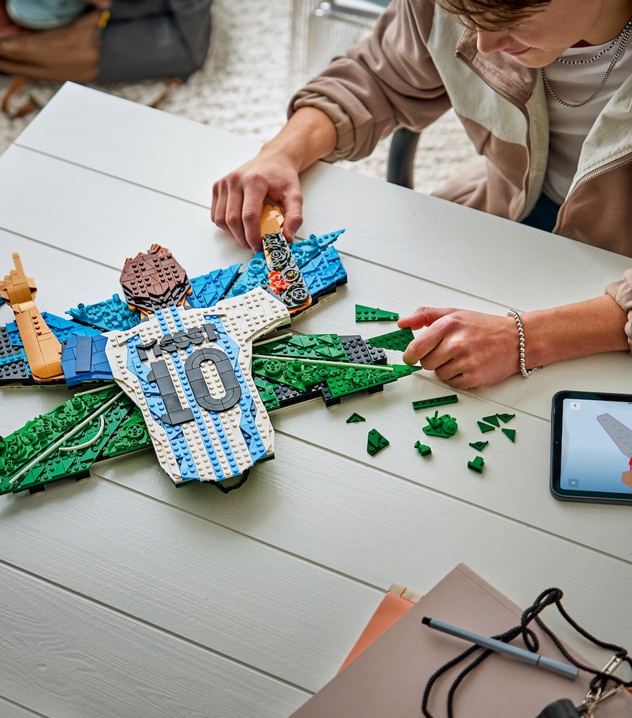 Lego LEGO Editions Lionel Messi – Celebration Building Set 43018 Image 3