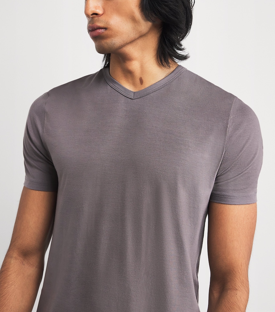 700 Pureness V-Neck T-Shirt 083 GREY SMOKE Image 7