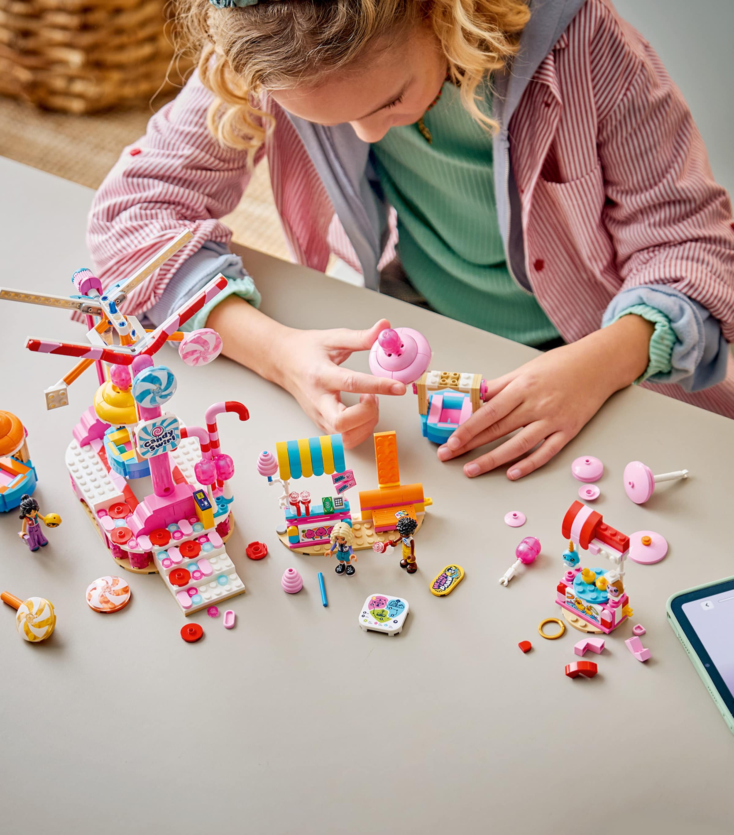 Lego Friends Candy & Cupcake Ferris Wheel 42700 Image 3