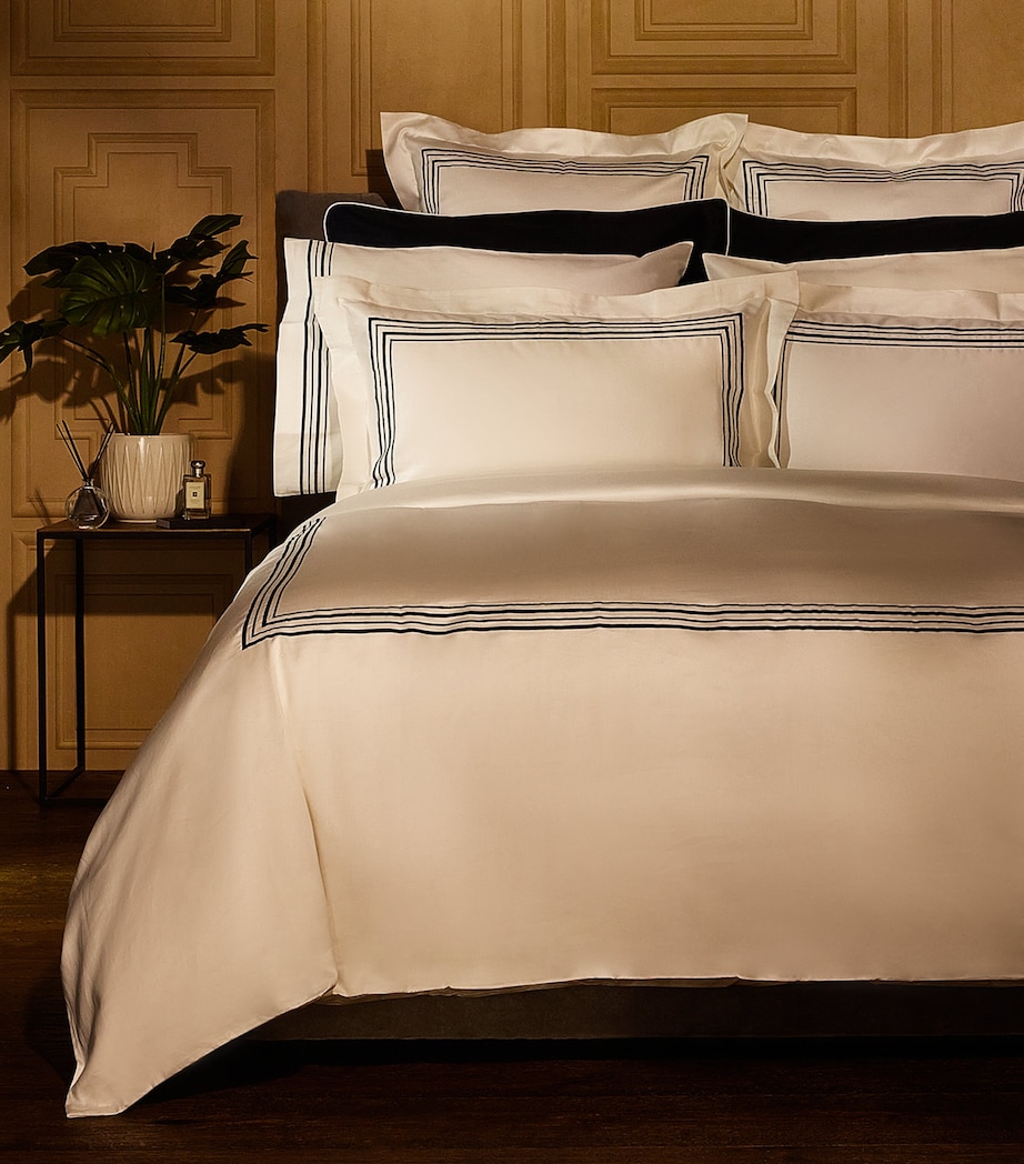Mayfair King Duvet Cover and Pillowcase Set (230cm x 220cm) CREAM/BLACK Image 2