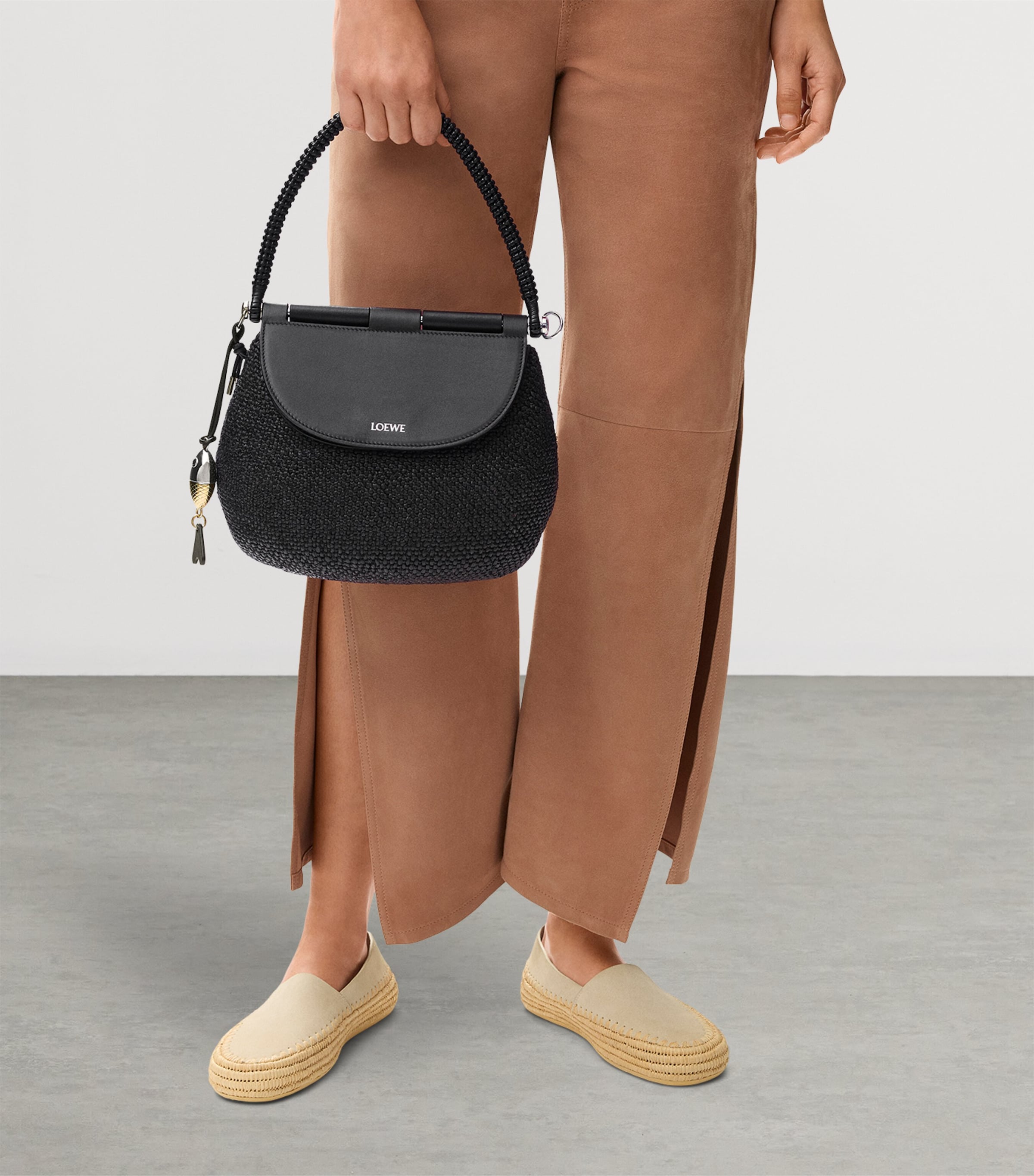 LOEWE x Paula’s Ibiza Medium Raffia Pescador Top-Handle Bag Black Image 2