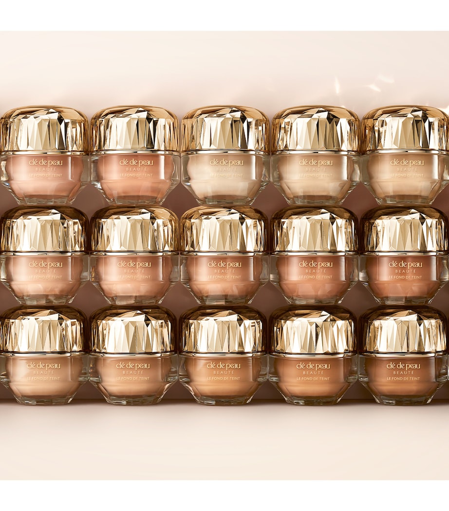Clé de Peau Beauté The Foundation Image 3