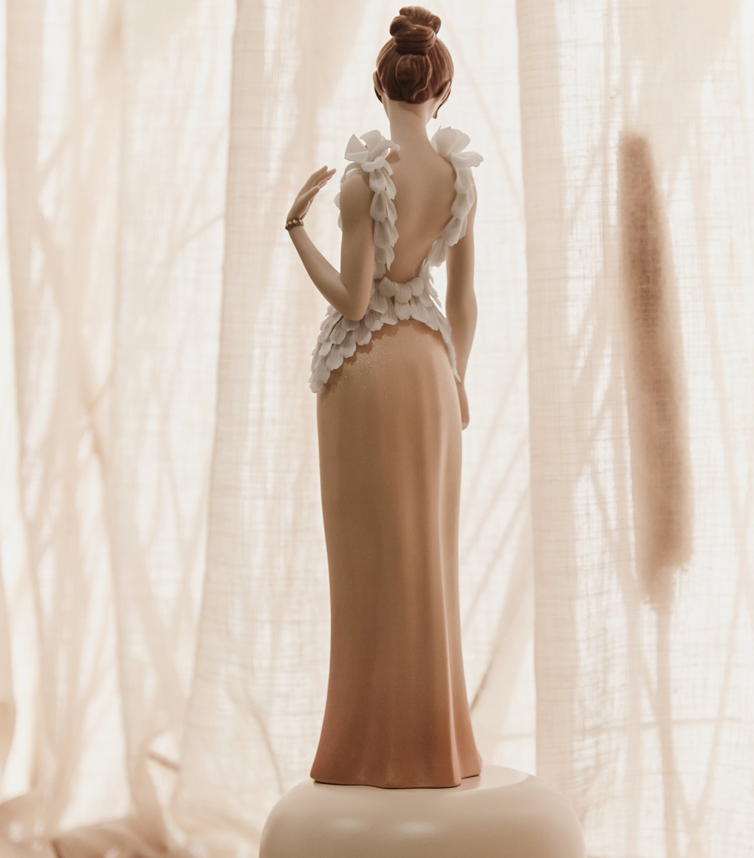 Lladró Porcelain Exquisite Embroidery Sculpture Image 2
