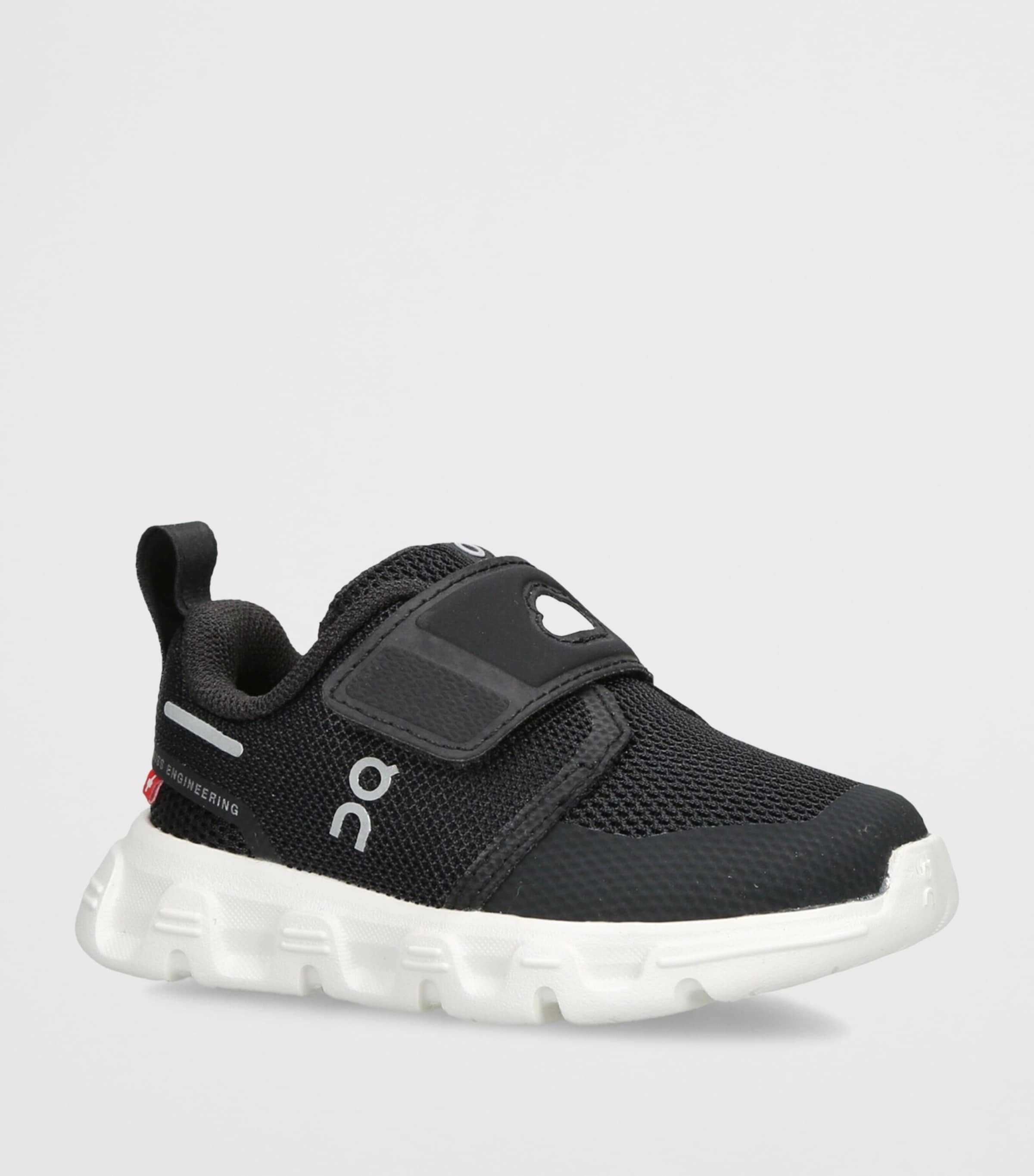 ON Running Cloud Dash Trainers Blk/white Image 2