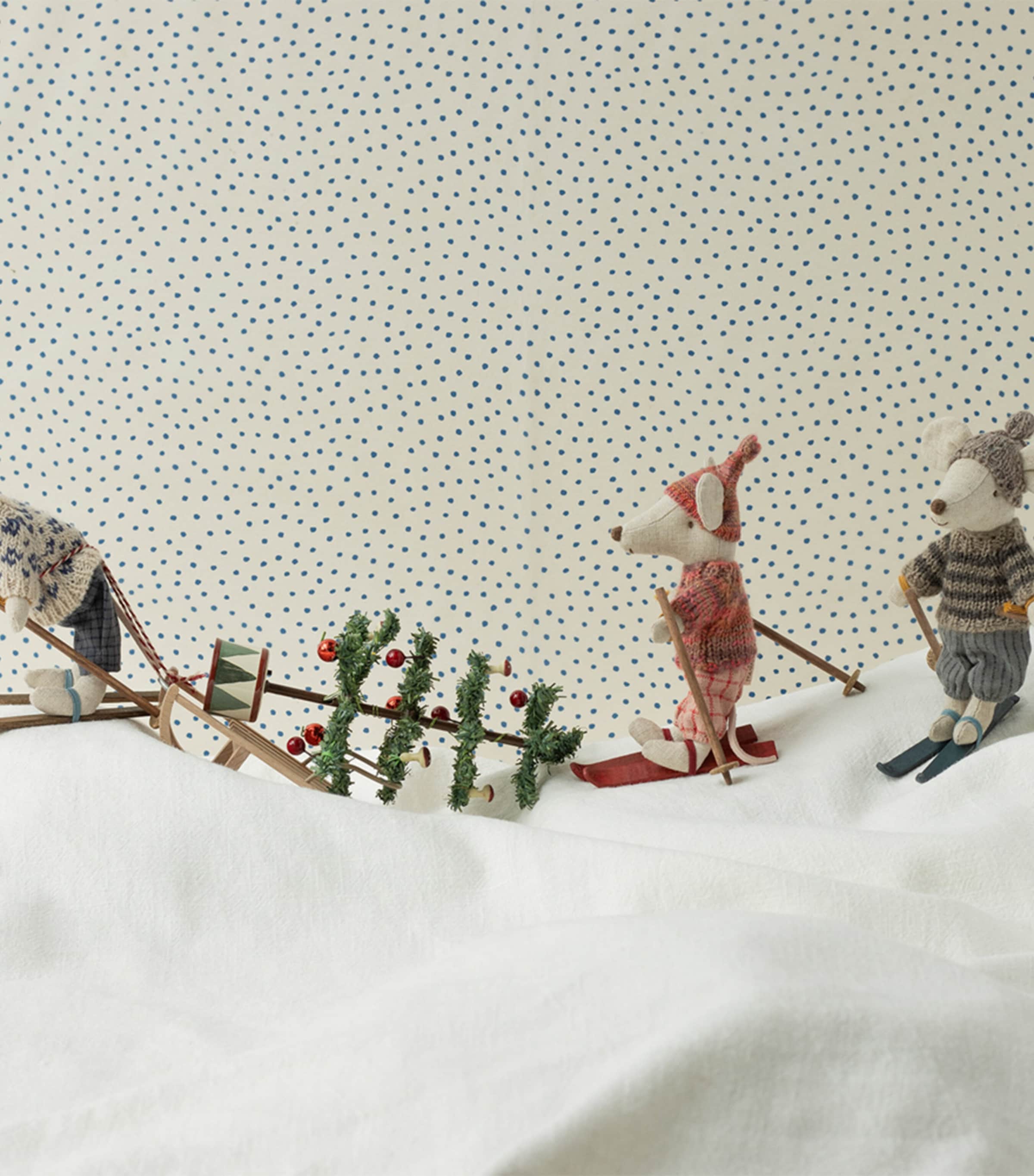 Winter Mouse Dad with Skis (19cm) MULTI Image 3