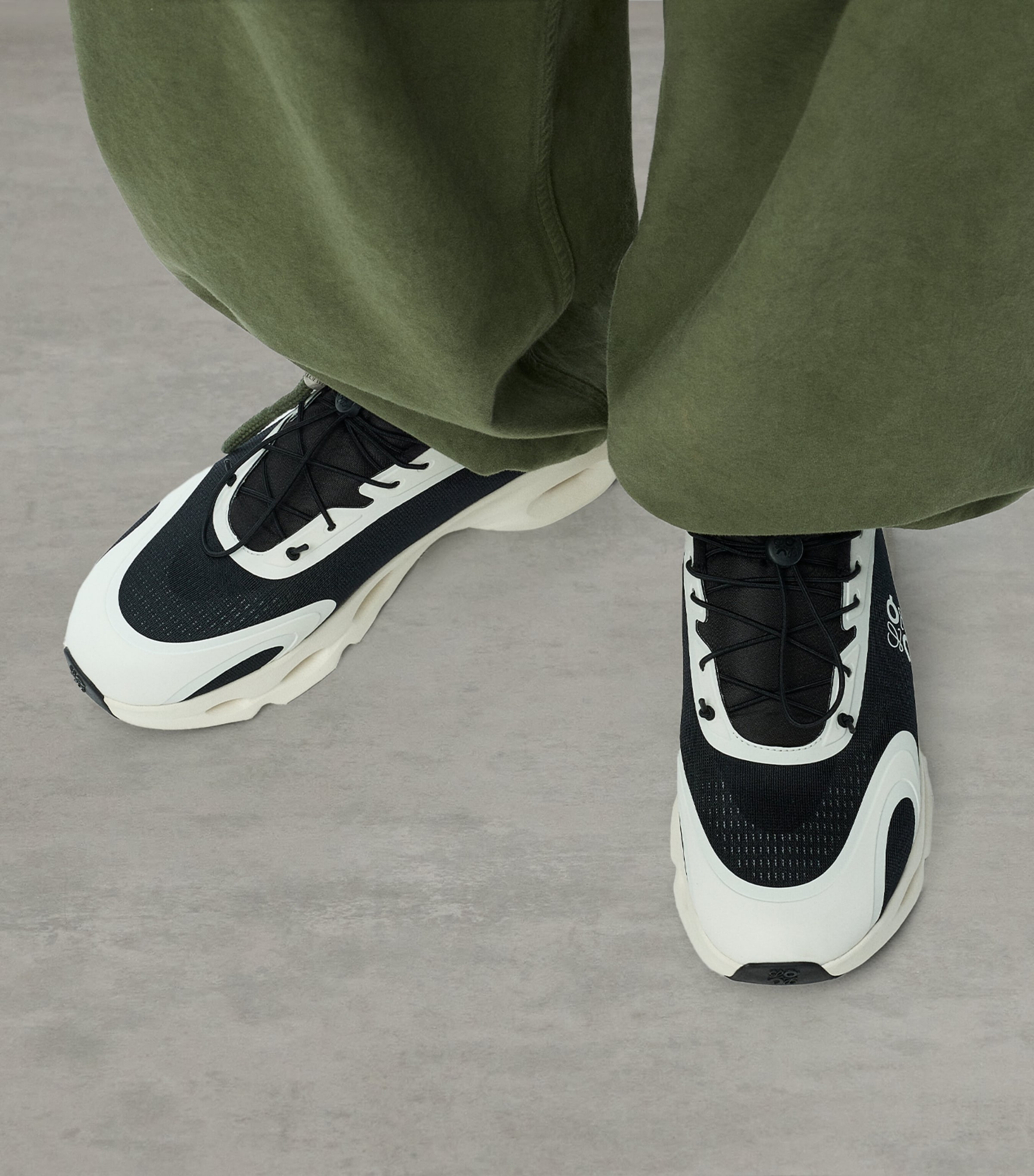 LOEWE Mens x On Cloudsolo Trainers Black/eggshell Image 2