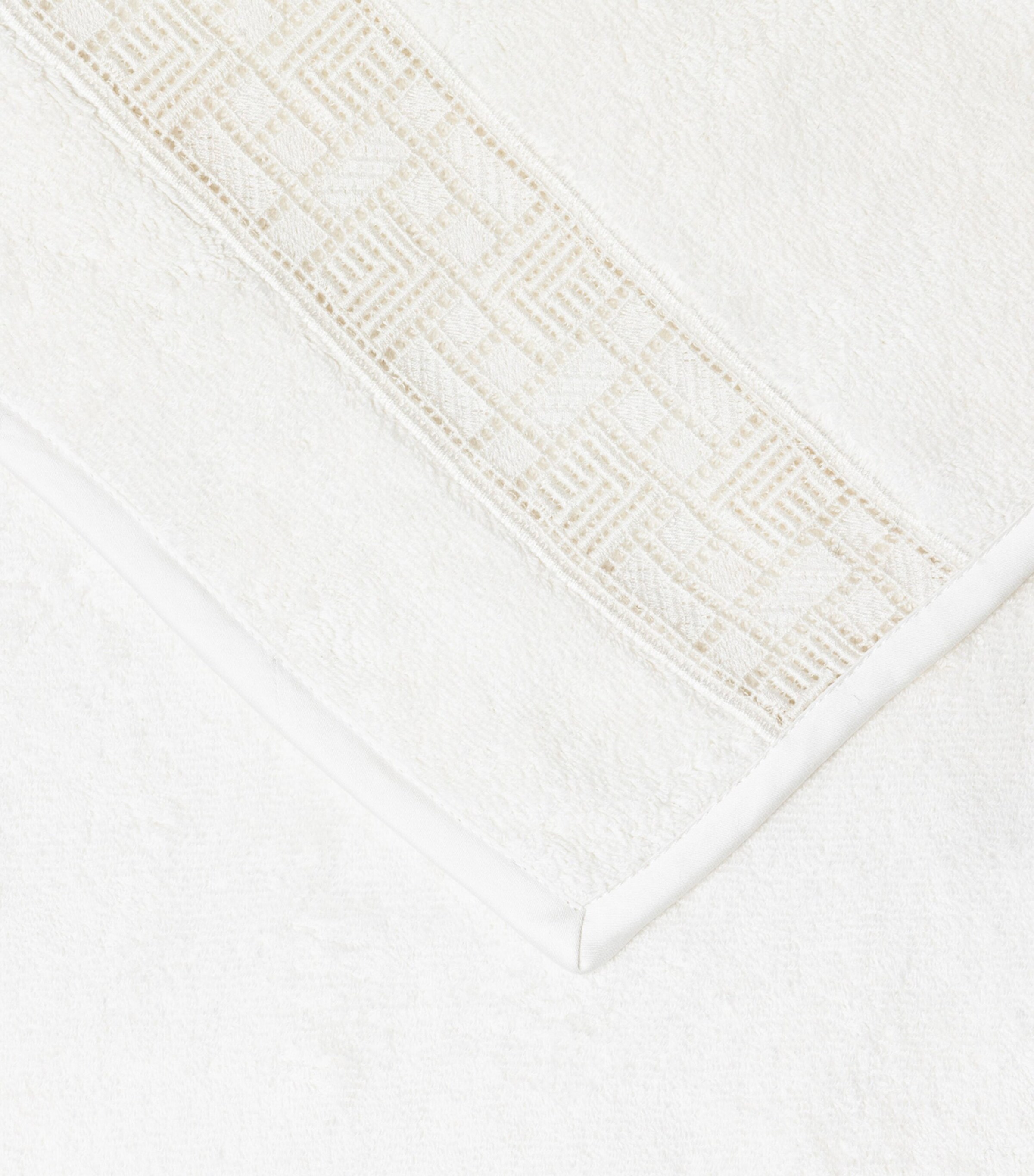 Maze Lace Bath Towel 2136 - MILK Image 5