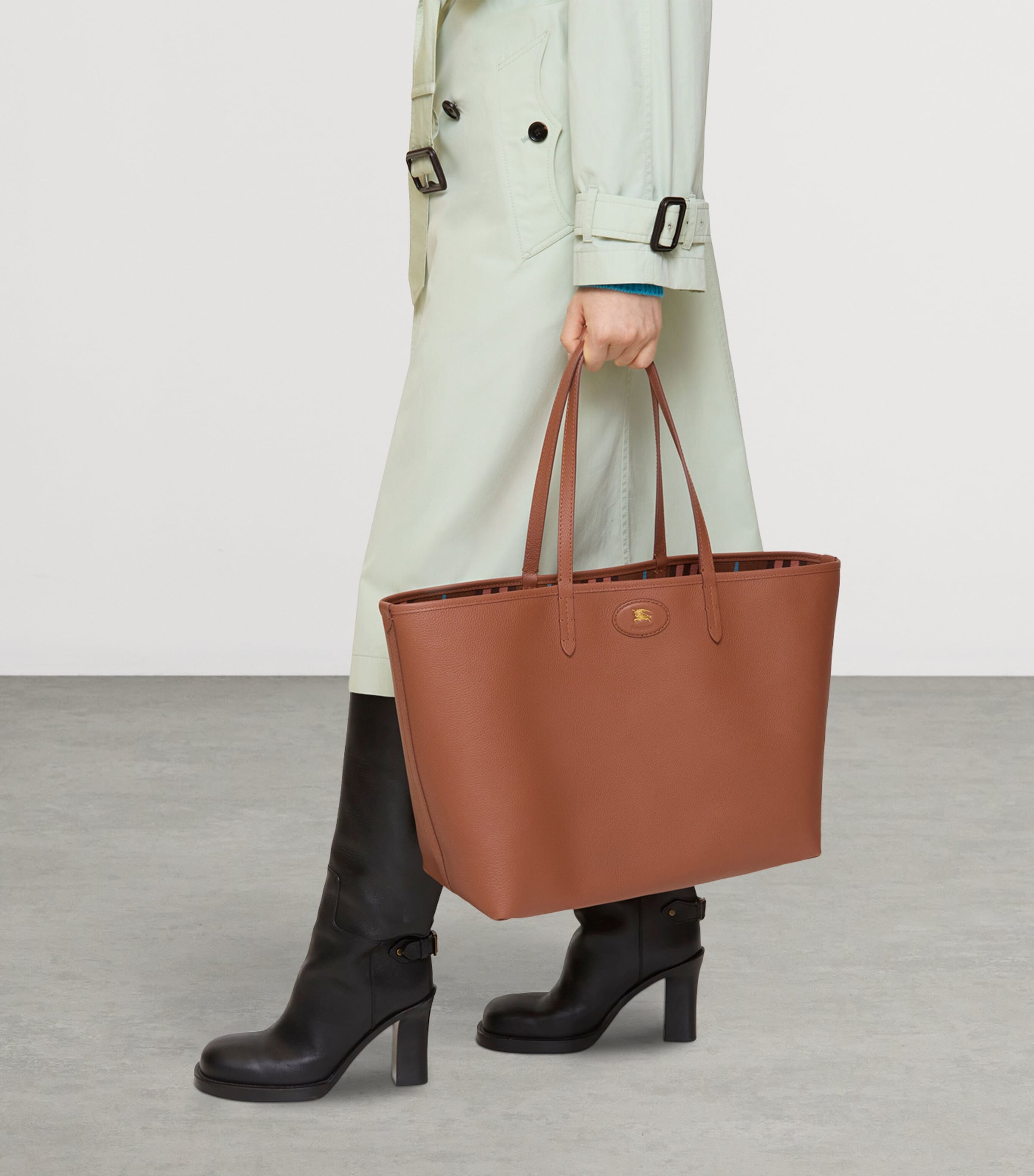 Medium Leather Reversible Bloomsbury Tote​ Bag GINGERGINGER BREAD Image 2