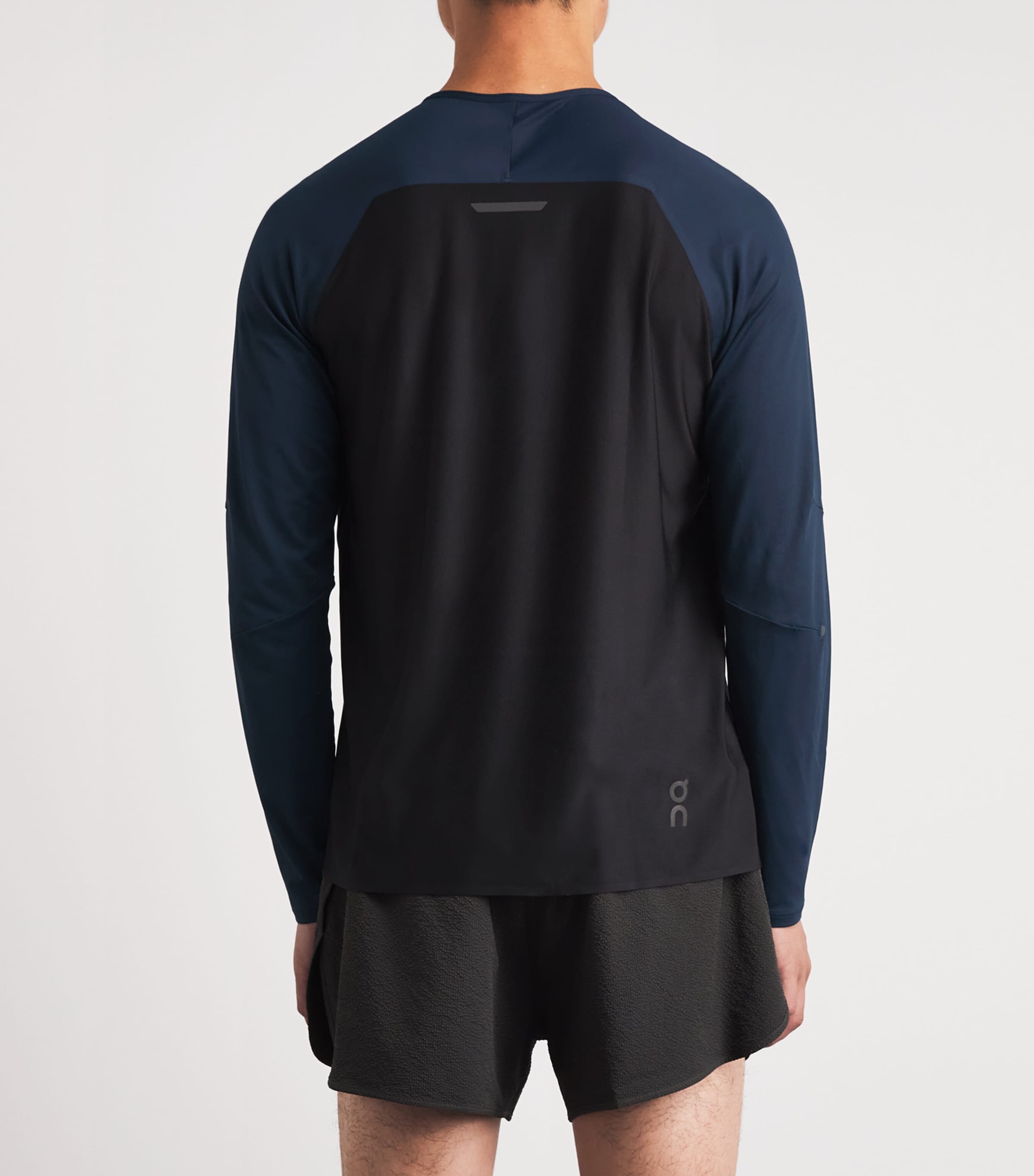 On Mens Performance Long-Sleeve Running T-Shirt Navy | Black Image 5