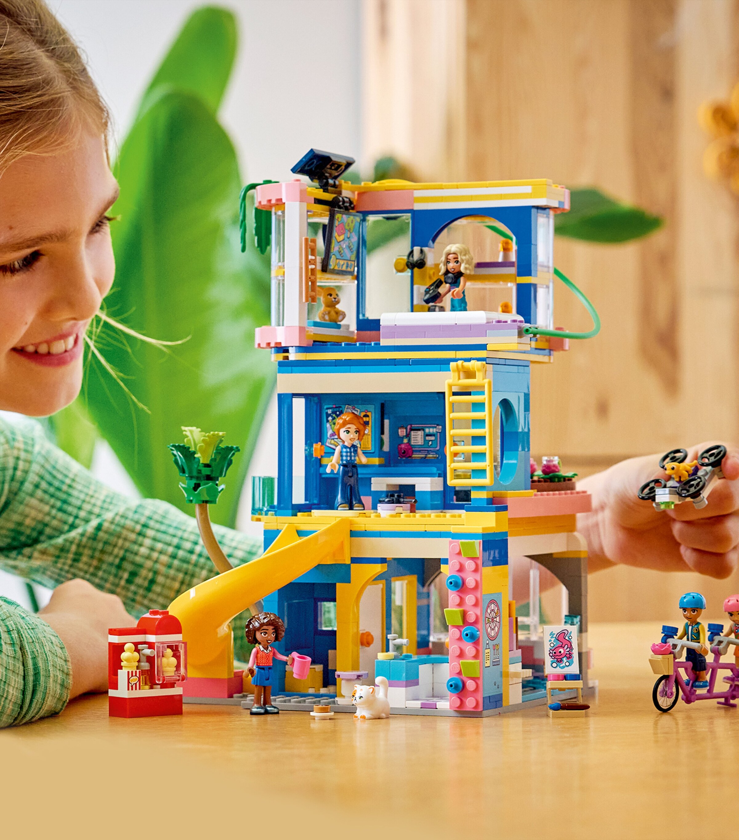 Lego LEGO Friends Heartlake City Friends Club House 42689 Image 3