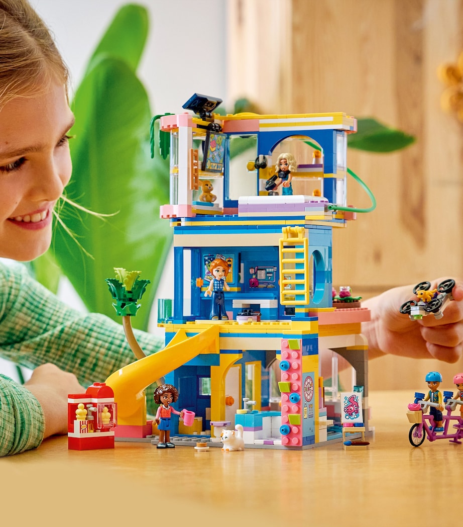 Lego LEGO Friends Heartlake City Friends Club House 42689 Image 3