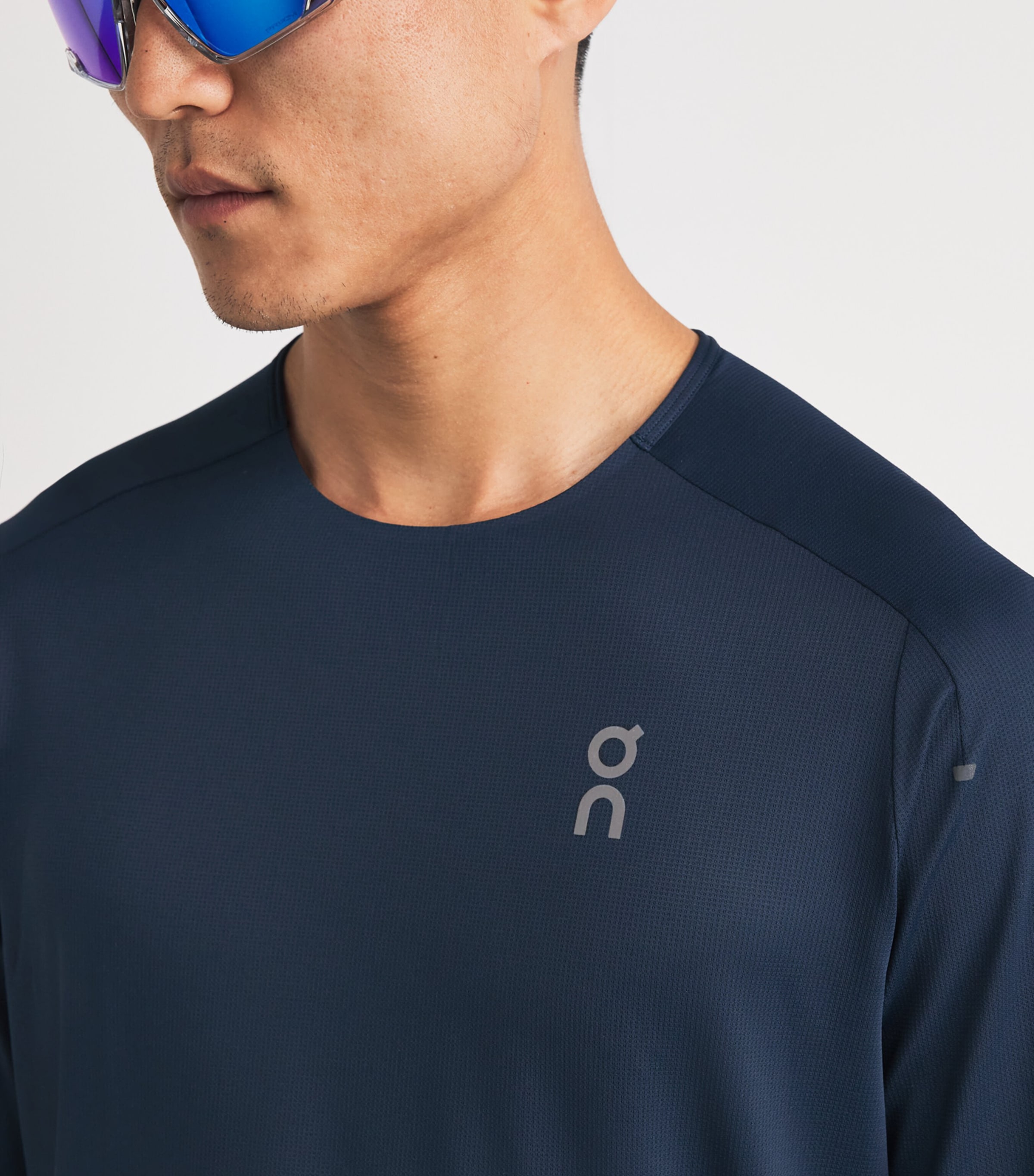 On Mens Performance Long-Sleeve Running T-Shirt Navy | Black Image 3