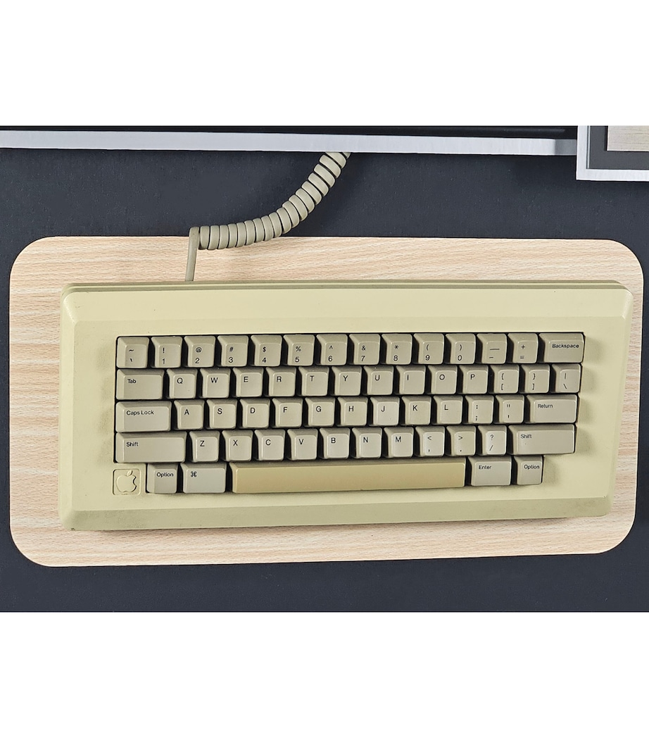 Leipzig Galleries Steve Jobs Autographed Display with Apple Macintosh Vintage Keyboard Image 2