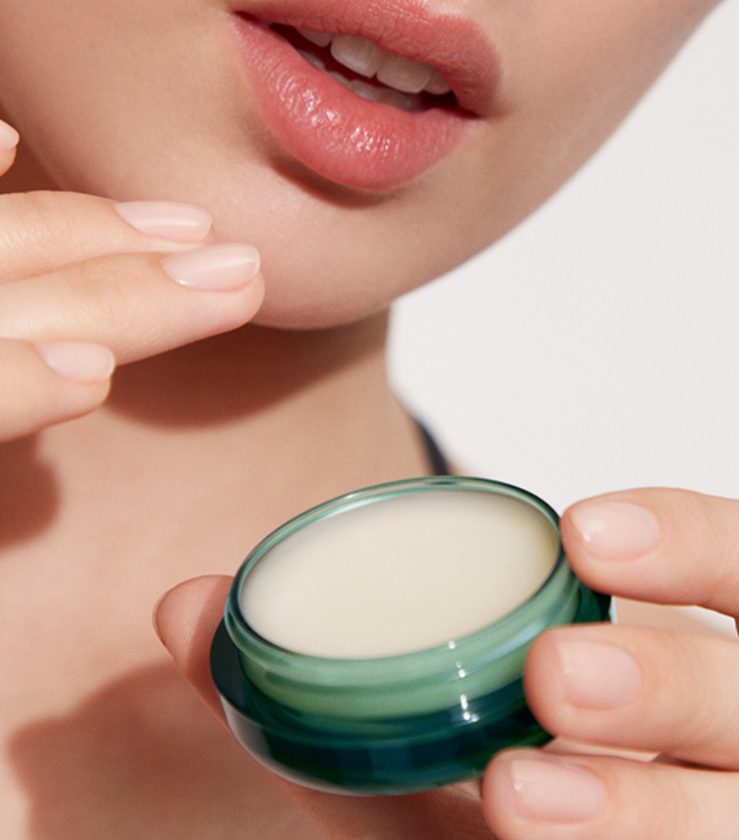La Mer The Lux Essentials Skincare Gift Set Image 9