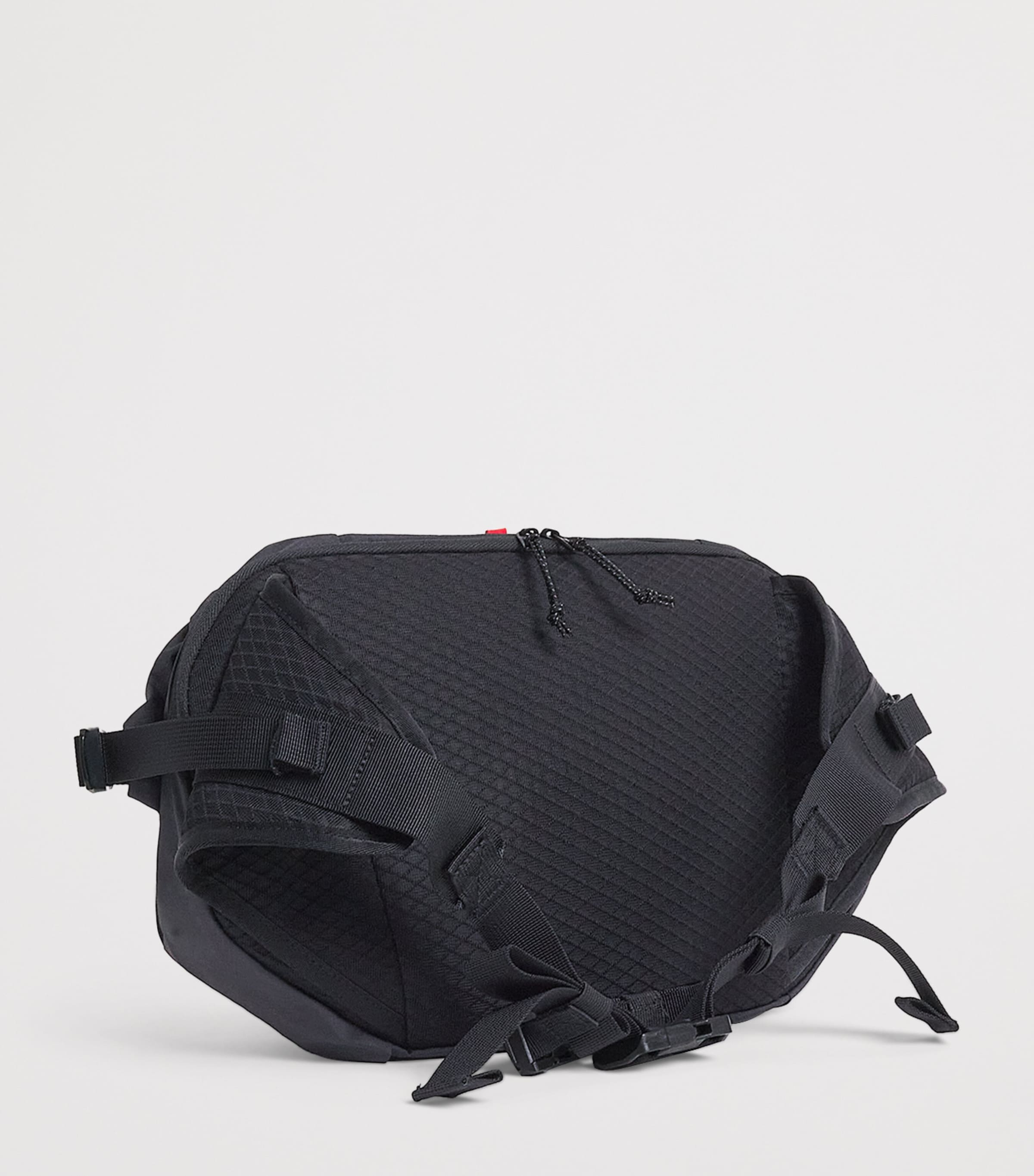 On Sling Pack Cross-Body Bag Magnet | Black Image 3