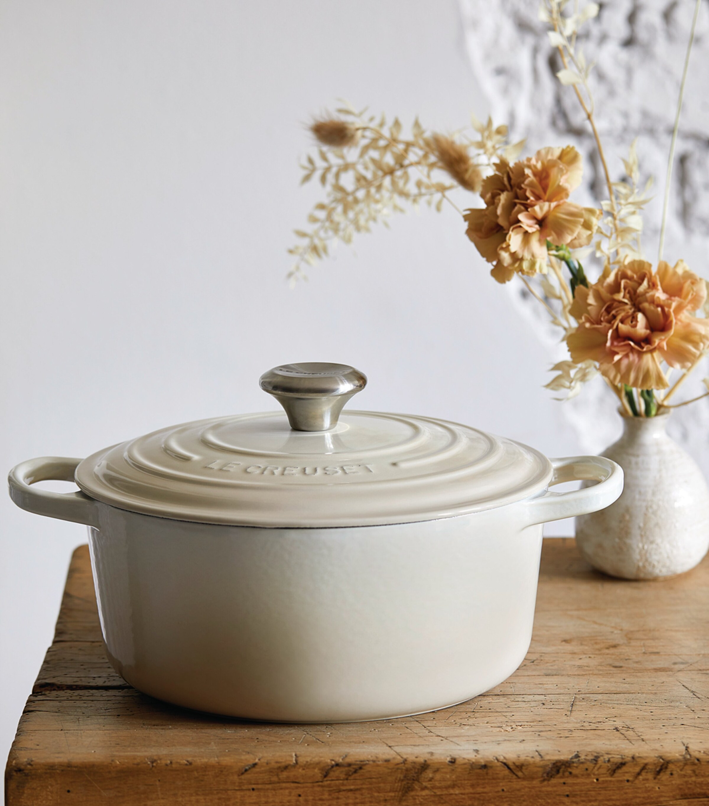 Le Creuset Cast Iron Round Casserole Dish (26cm) Meringue Image 4