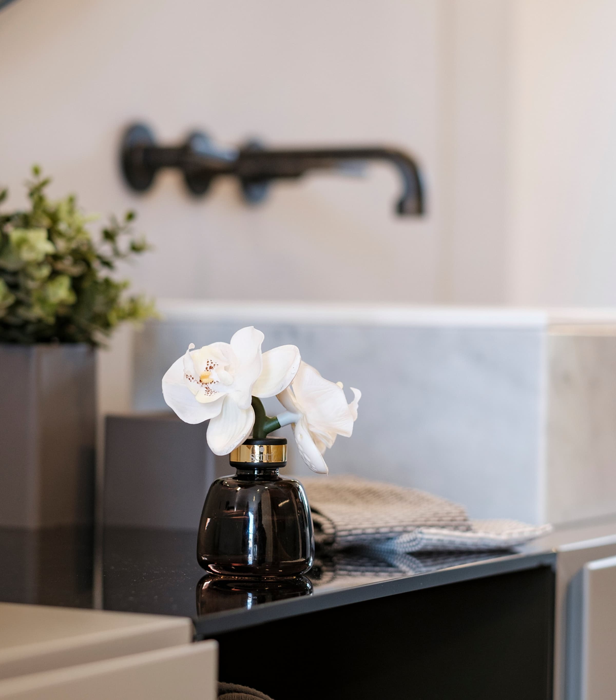 The Little Orchid White Flowers Diffuser (100ml) BRONZE Image 2