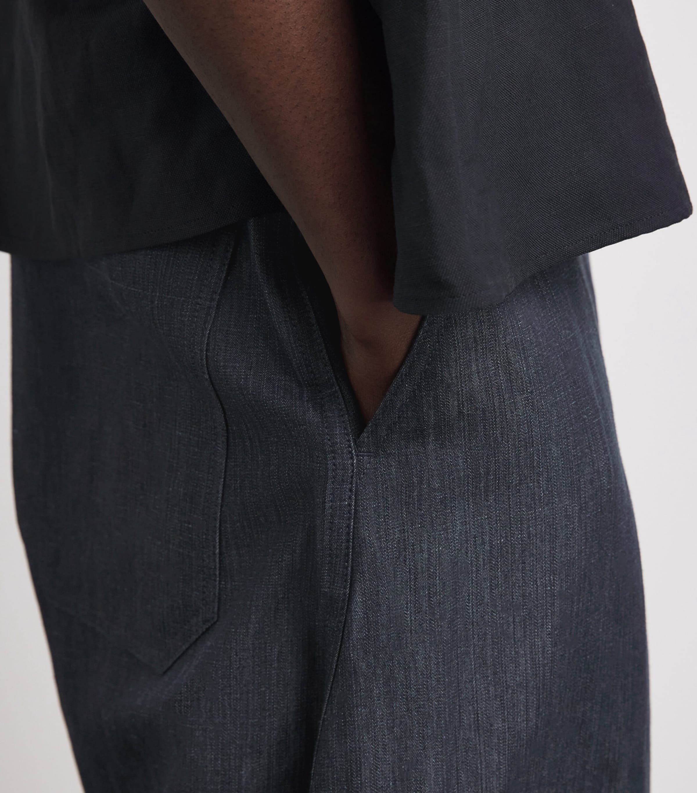 Studio Nicholson Mens Cotton-Linen Curved Trousers Indigo Image 3
