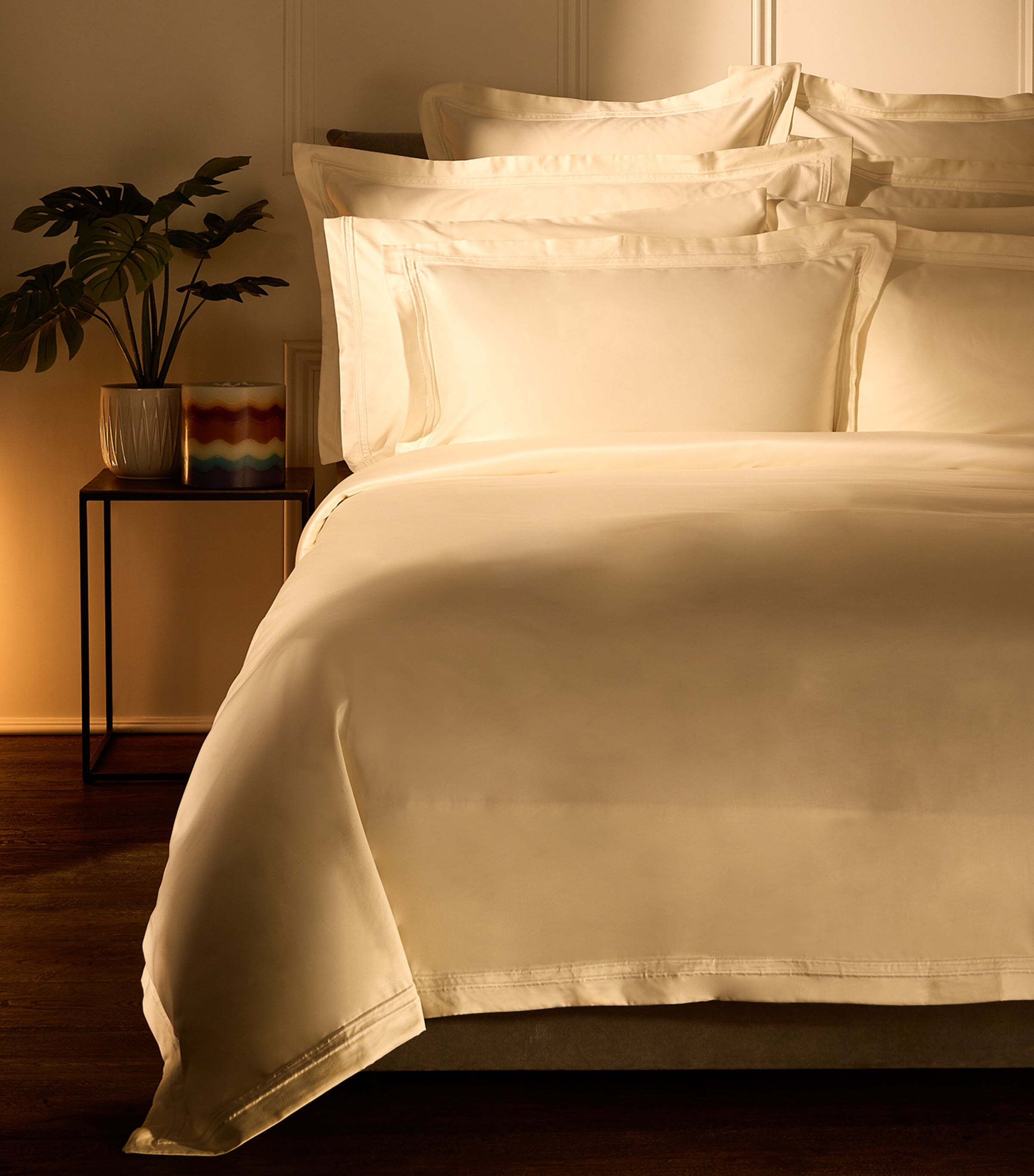 Harrods of London Richmond Emperor Fitted Sheet (215cm x 215cm) Ivory Image 2
