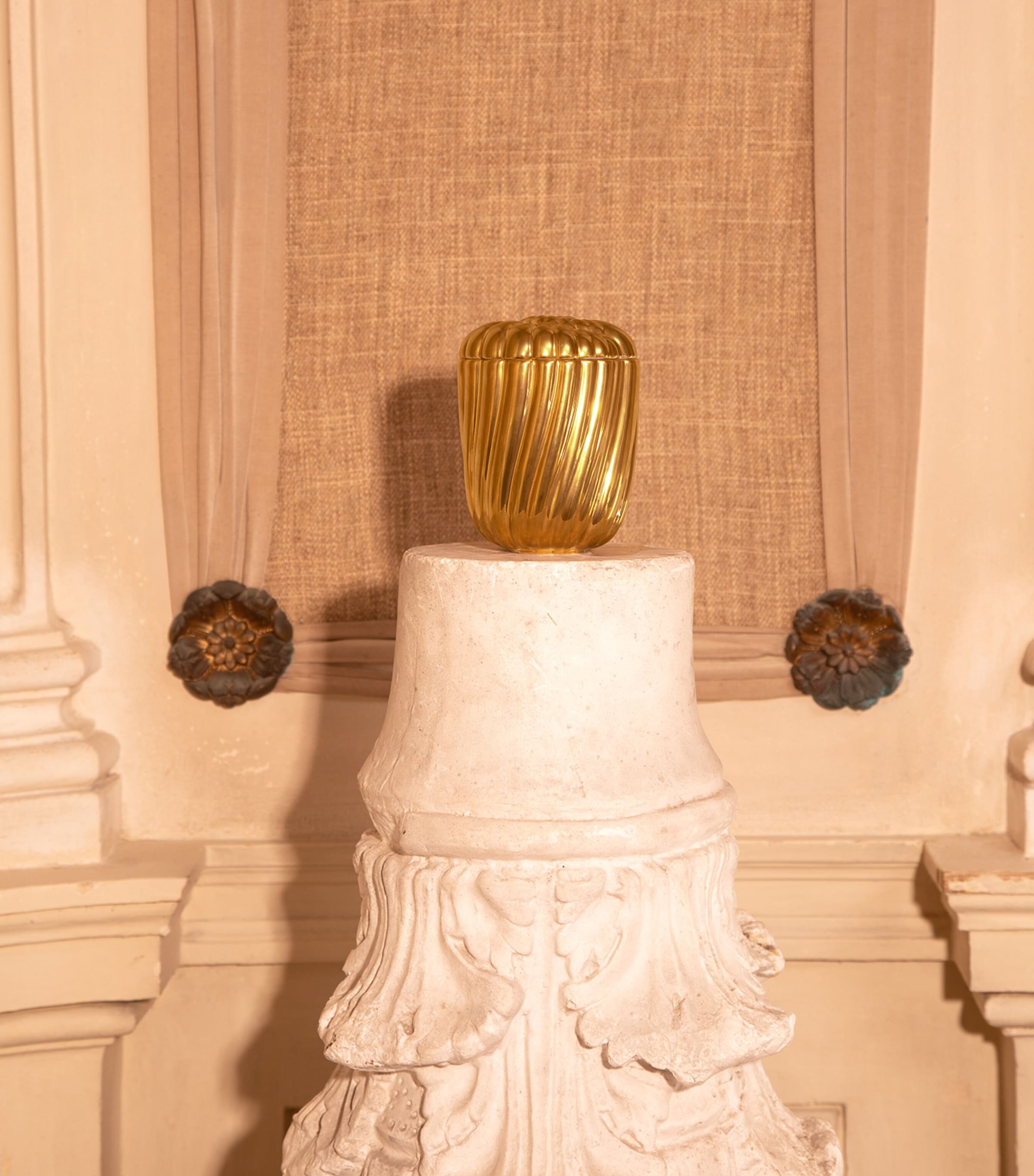 L'Objet x Jessica McCormack Shell Candle (265g) Gold Image 5