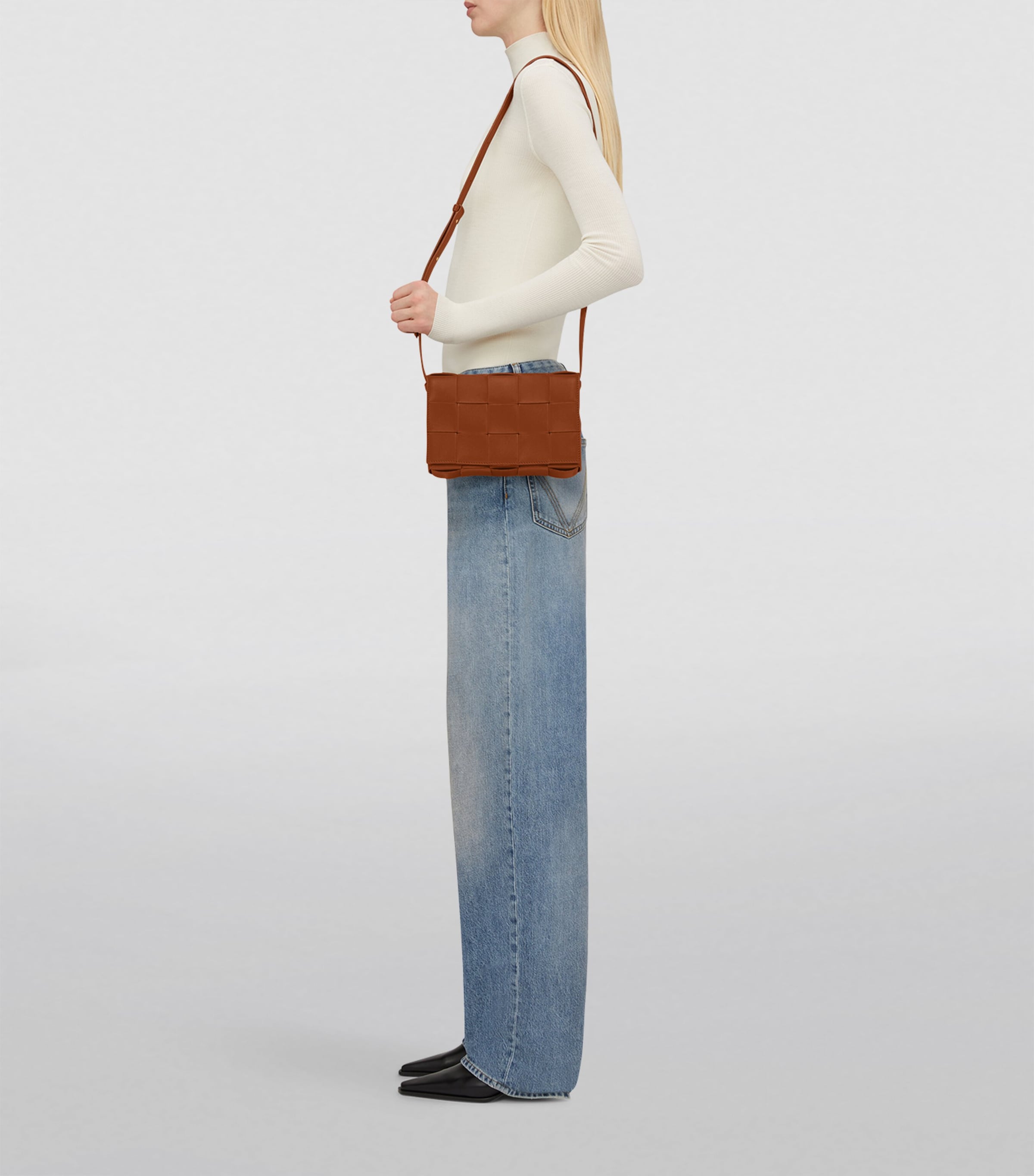 Bottega Veneta Cassette Cross-Body Bag Wood Gold Image 2