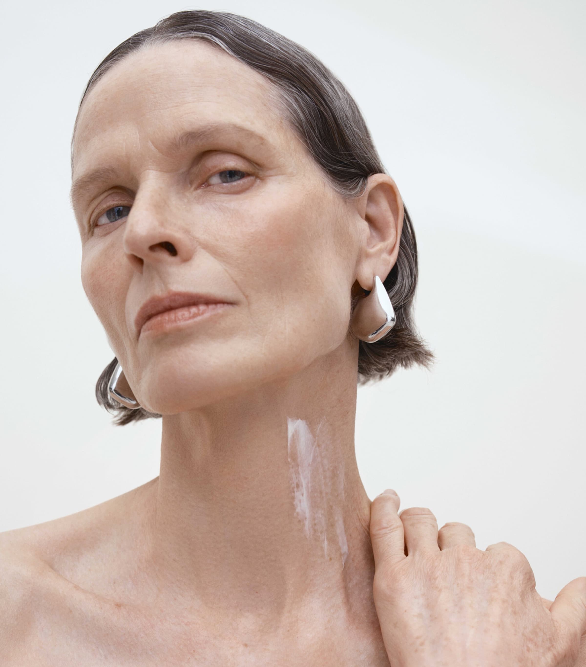U BEAUTY The SCULPT Neck + Décolleté Concentrate (50ml) Image 3