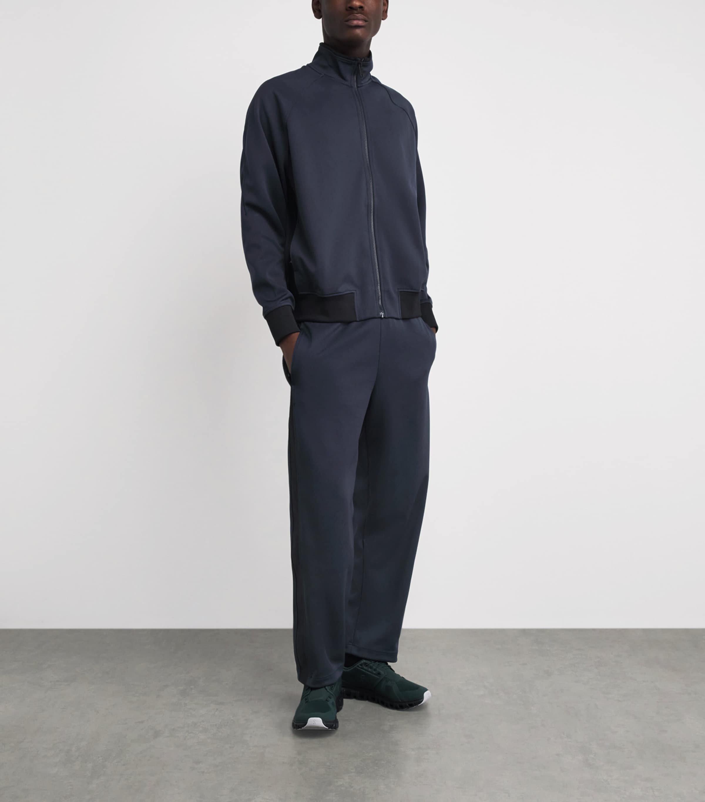 On Mens Courtside Track Jacket Midnight Image 2