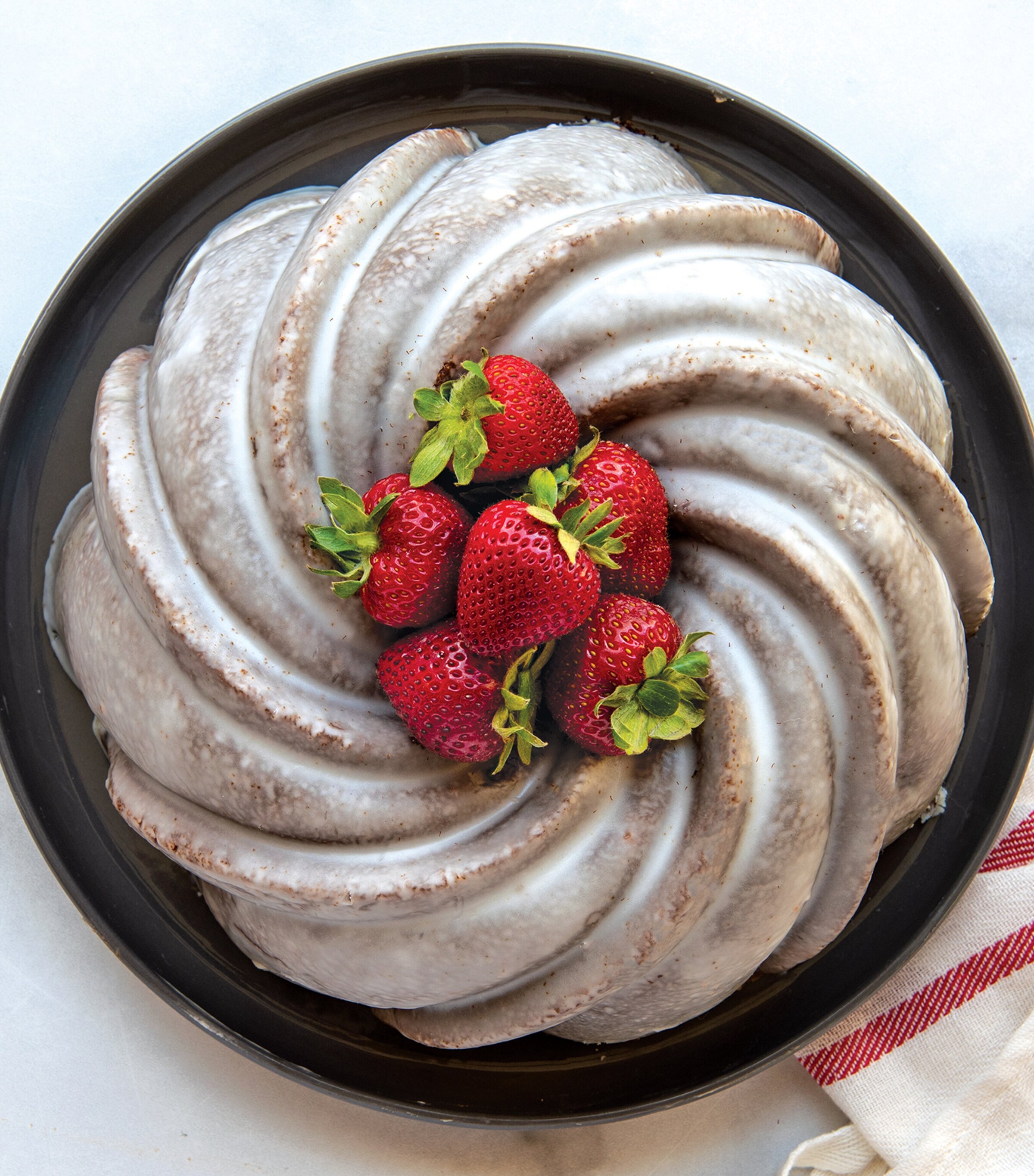 Nordic Ware Heritage Bundt Pan (25.5cm) Gold Image 2