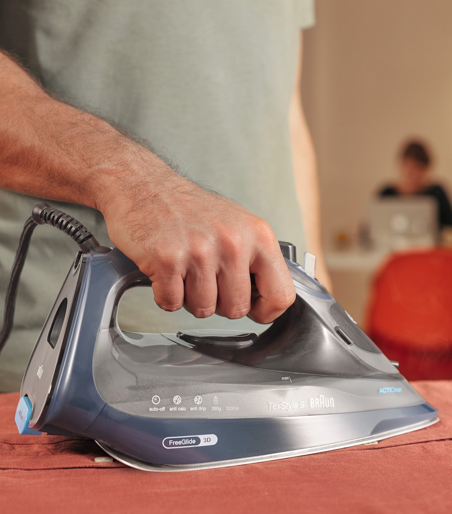 Braun TexStyle 9 Steam Iron Dark Blue Image 5