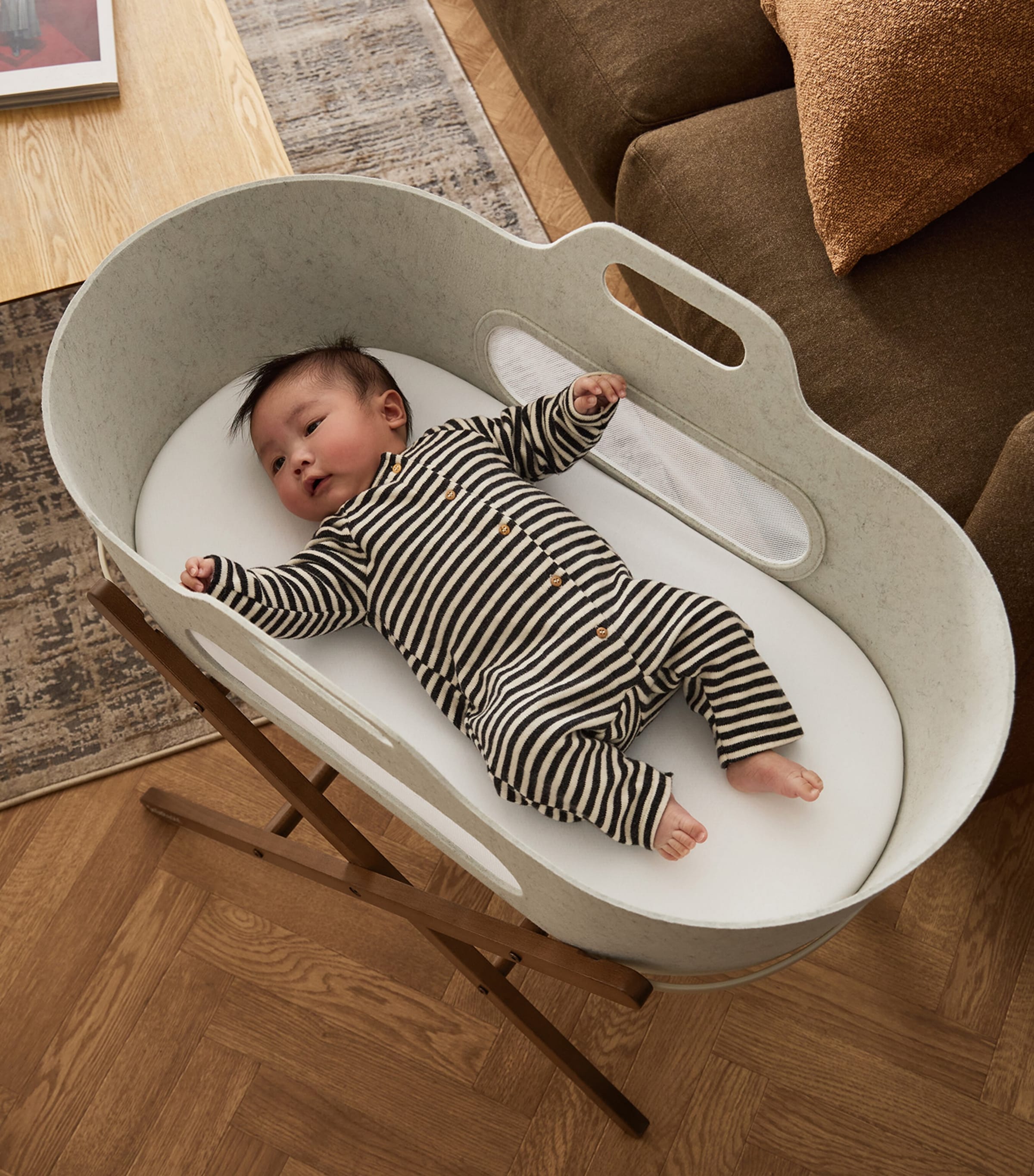 SnüzBaskit Barley Moses Basket & Walnut Stand BARLEY&WALNUT Image 2